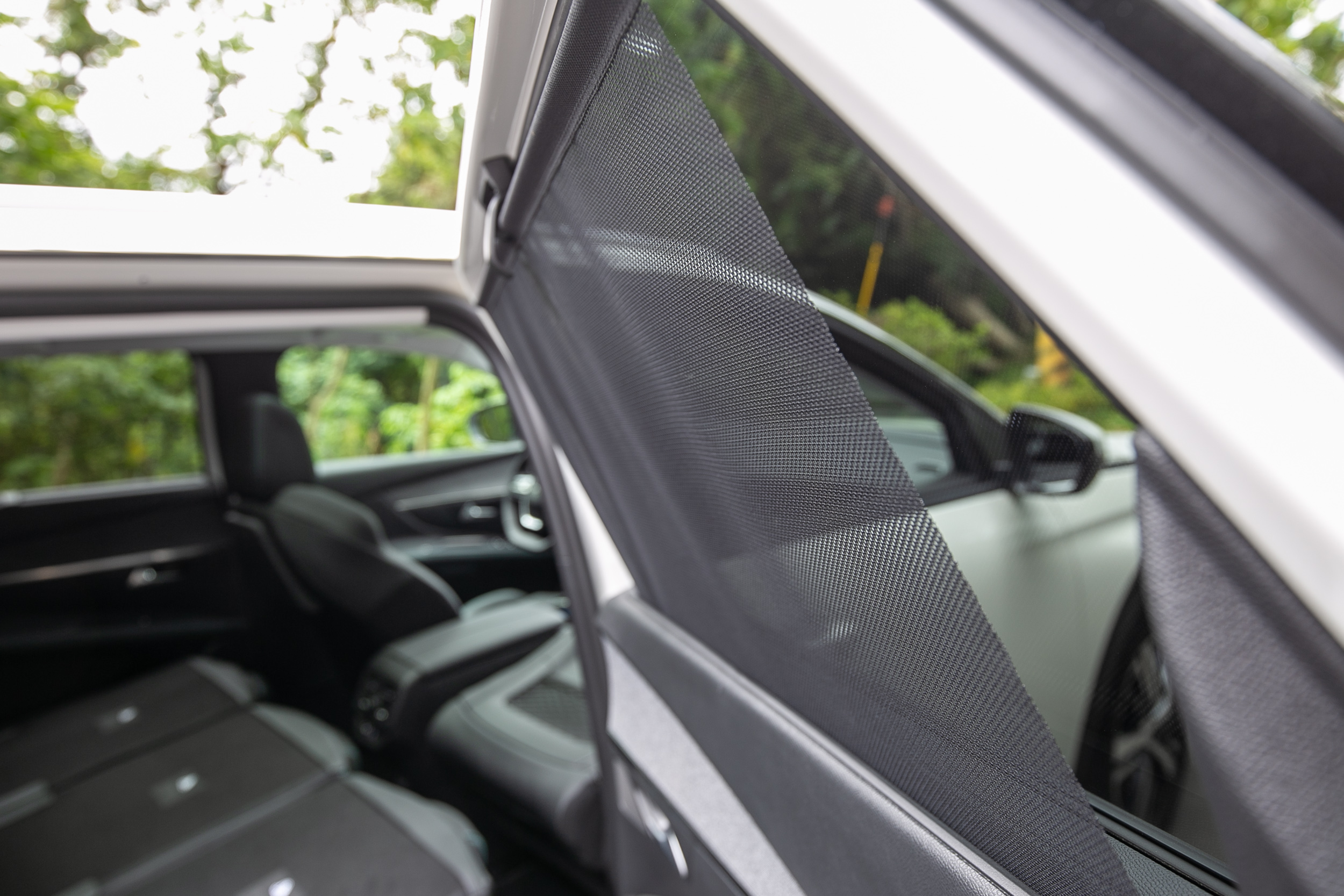 第二排配備有手動遮陽簾。