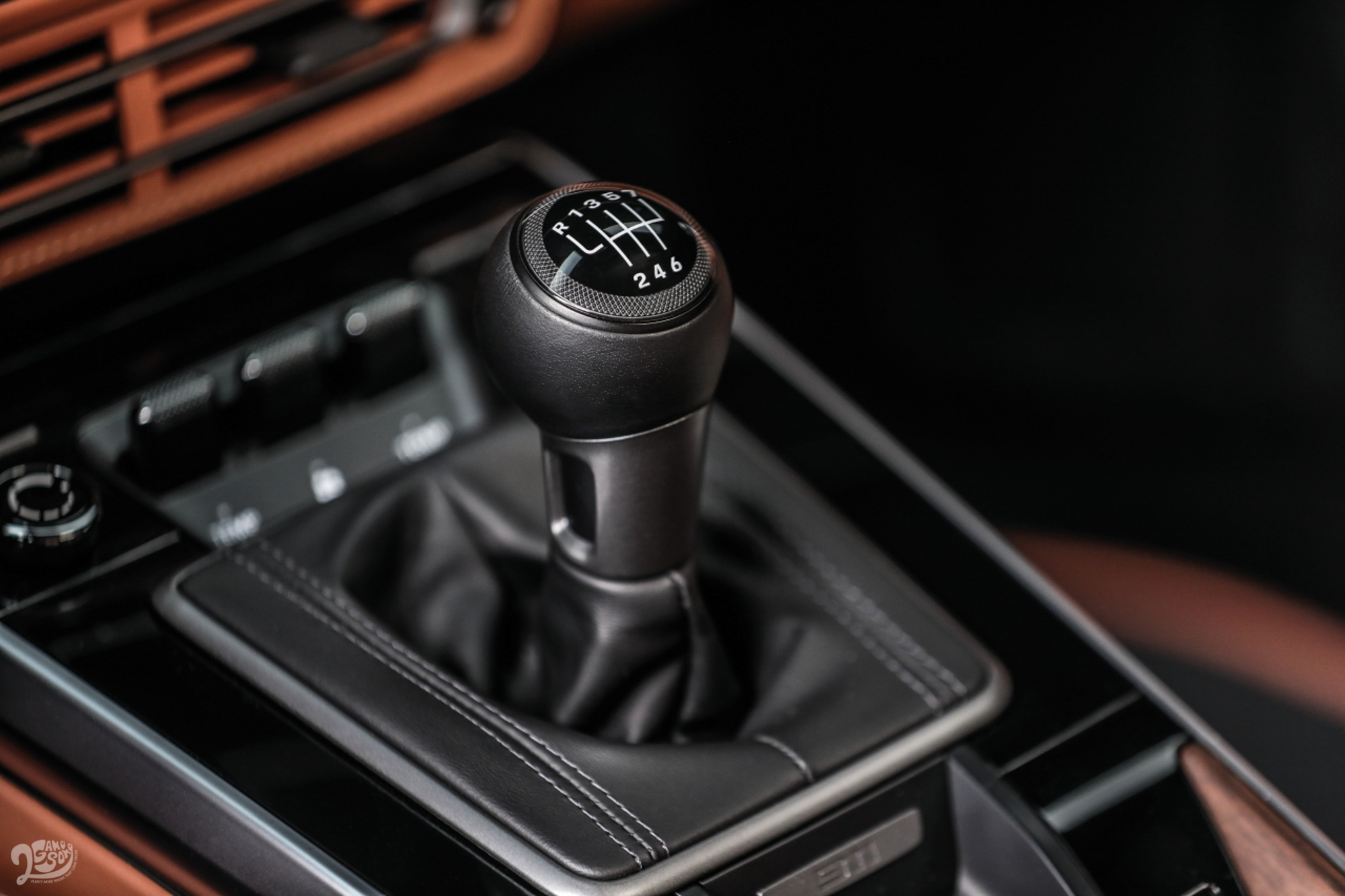 七速手排變速箱具備 Auto-blip 自動補油功能,可在降檔時提升轉速以補足檔位之間的轉速差。