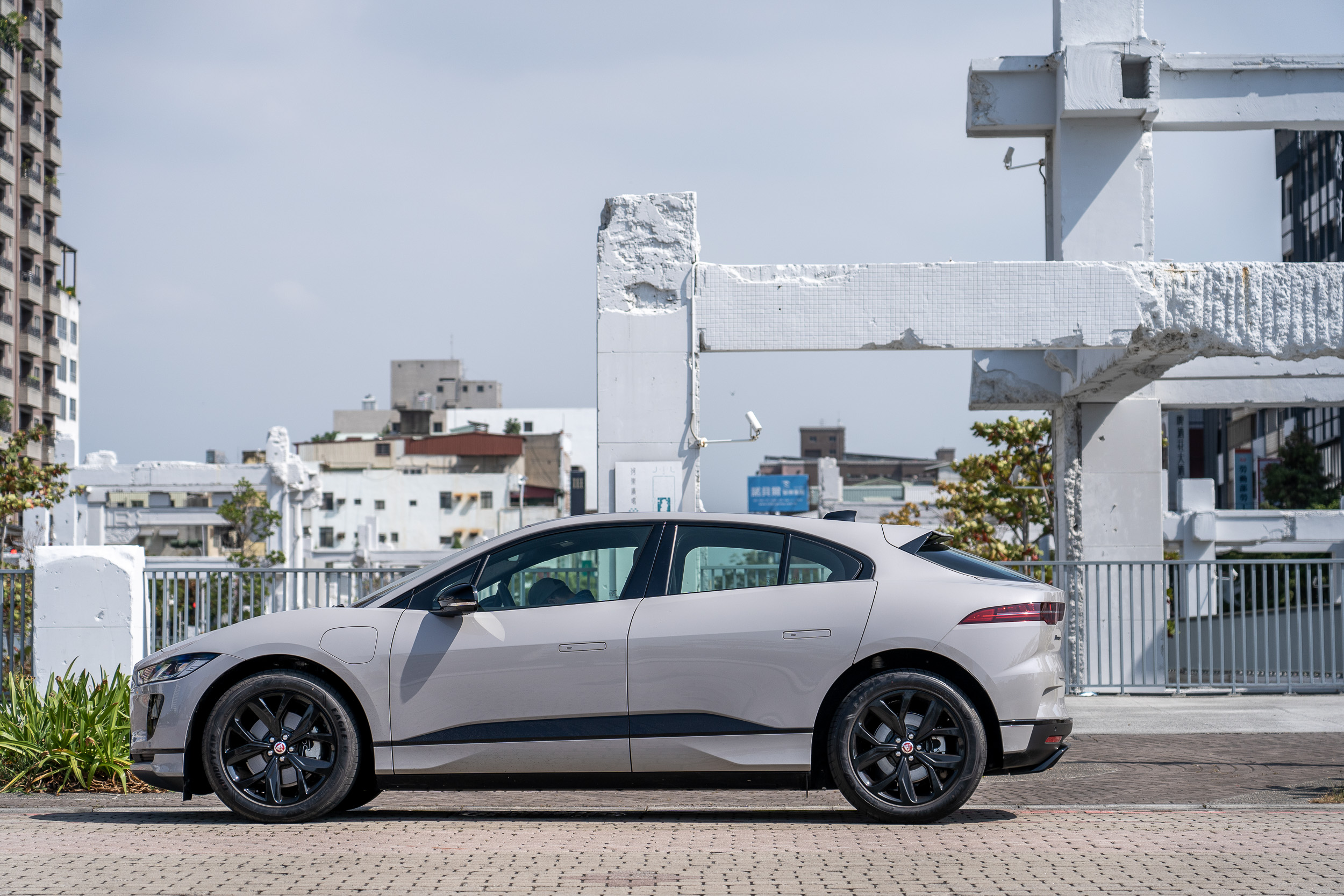 只要設定好充電暫停點,以電動車遨遊國內各地根本不成問題,里程焦慮也不足掛齒;我們在台南也無須過多擔憂,盡情在各特色景點取景拍攝。(圖為河樂廣場)