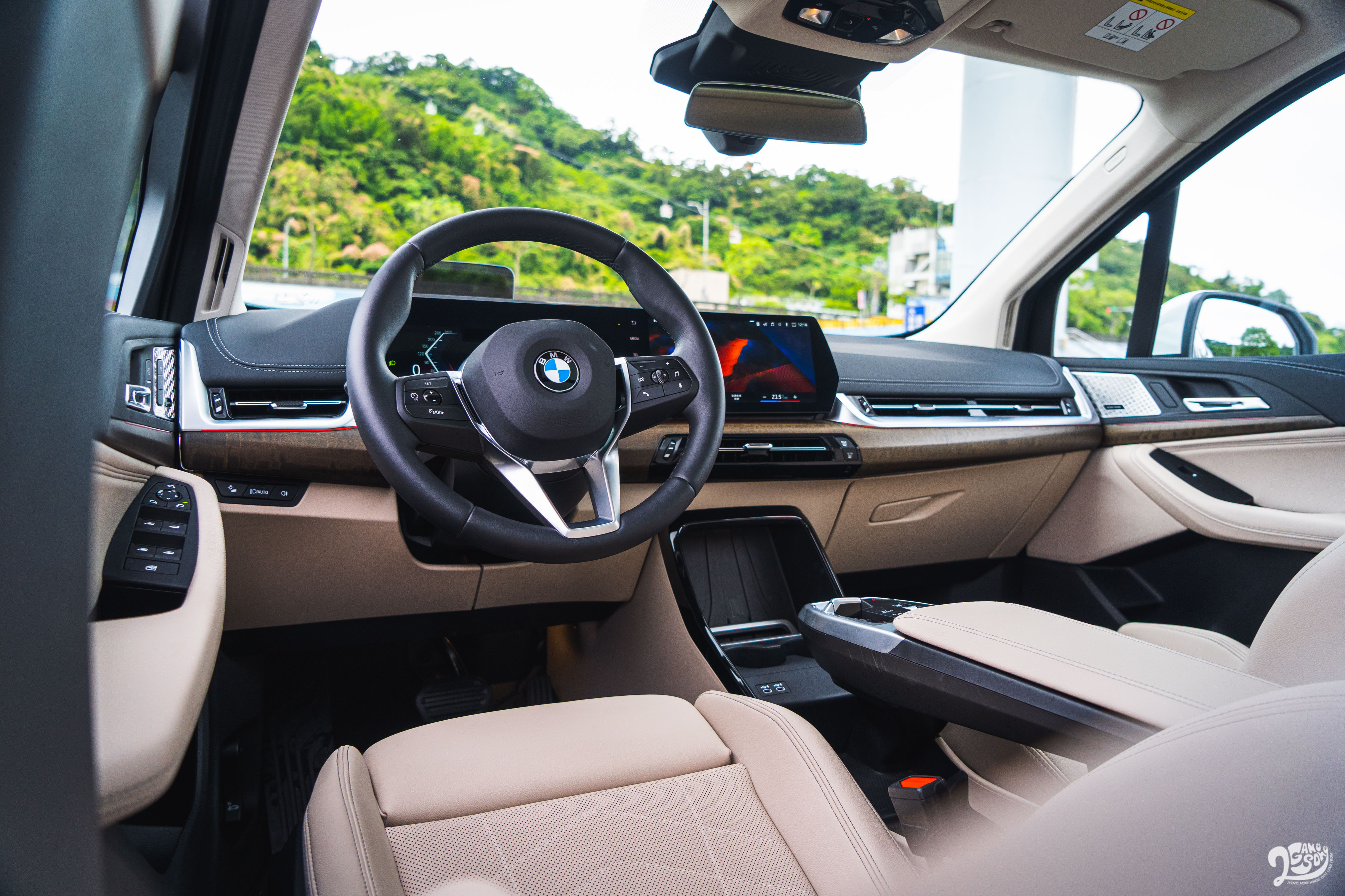 雙曲面螢幕組成的虛擬座艙介面為車室內最吸引人處。