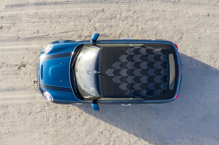 MINI Cabrio Sidewalk Edition 專屬交織格紋頂篷。