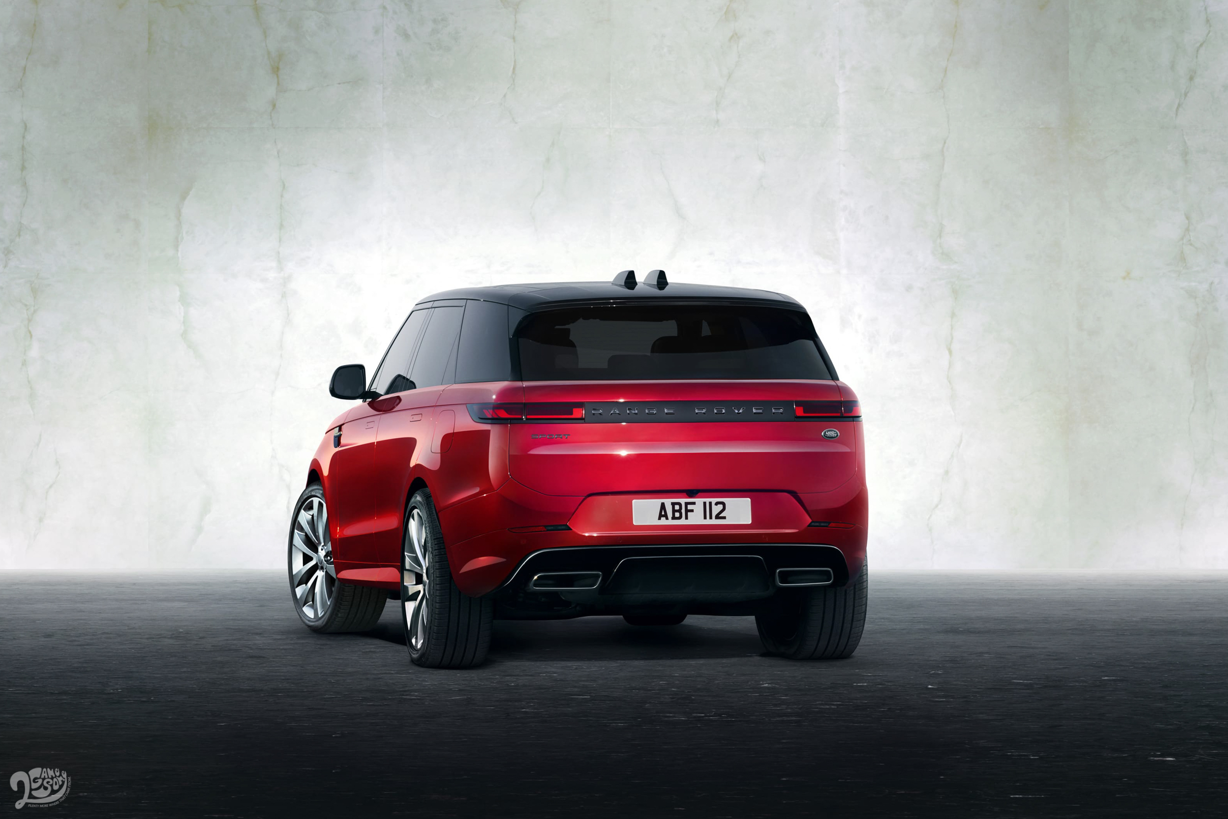 貫穿式 LED 尾燈首次將 surface LED 技術導入量產車輛,在夜間仍可提供清晰且現代的外觀。