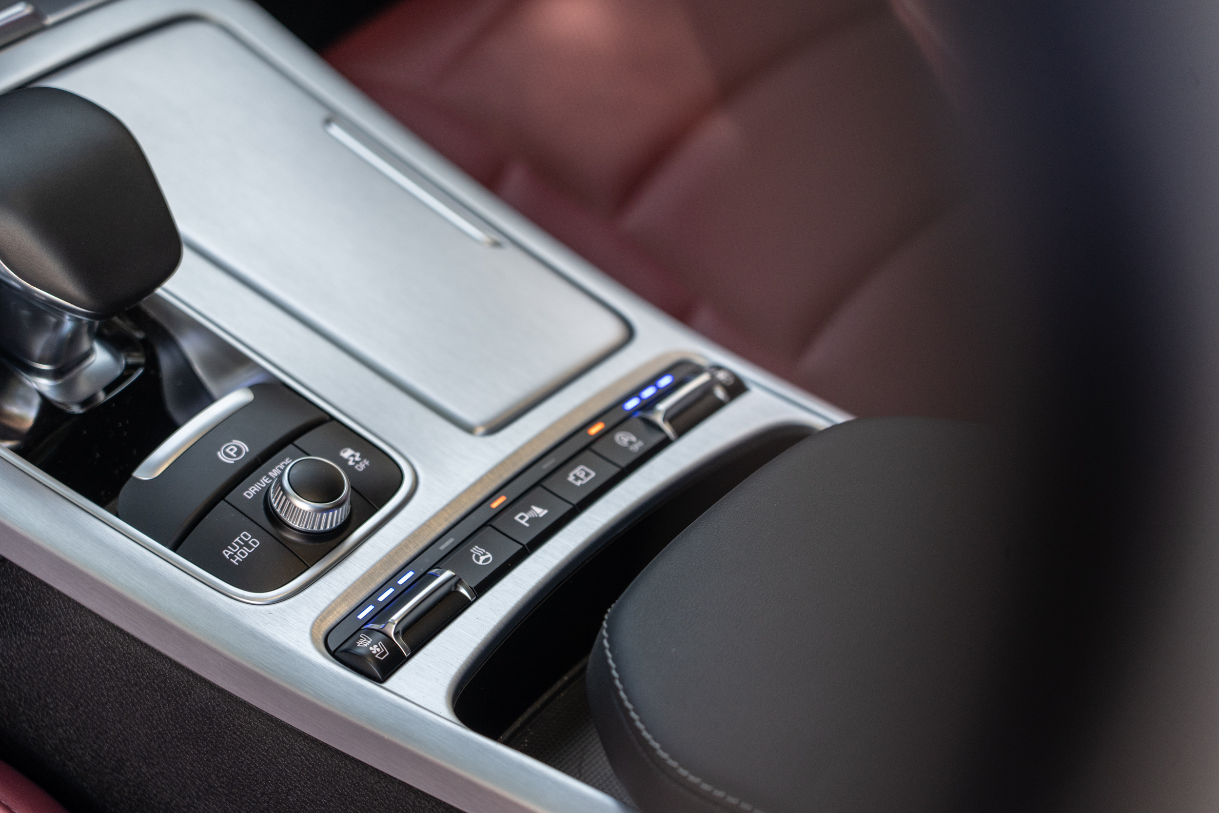 雙前座配備有通風加熱功能,後座椅則有加熱功能。