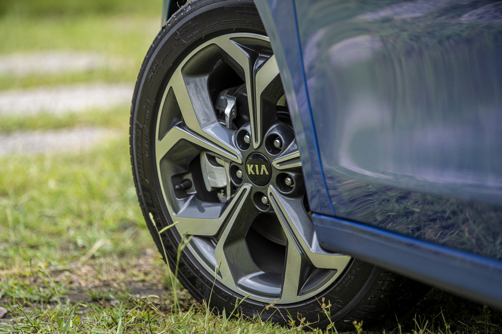 225 / 45 R17 的圈胎組合，輪圈採用雙色切削的特殊設計。