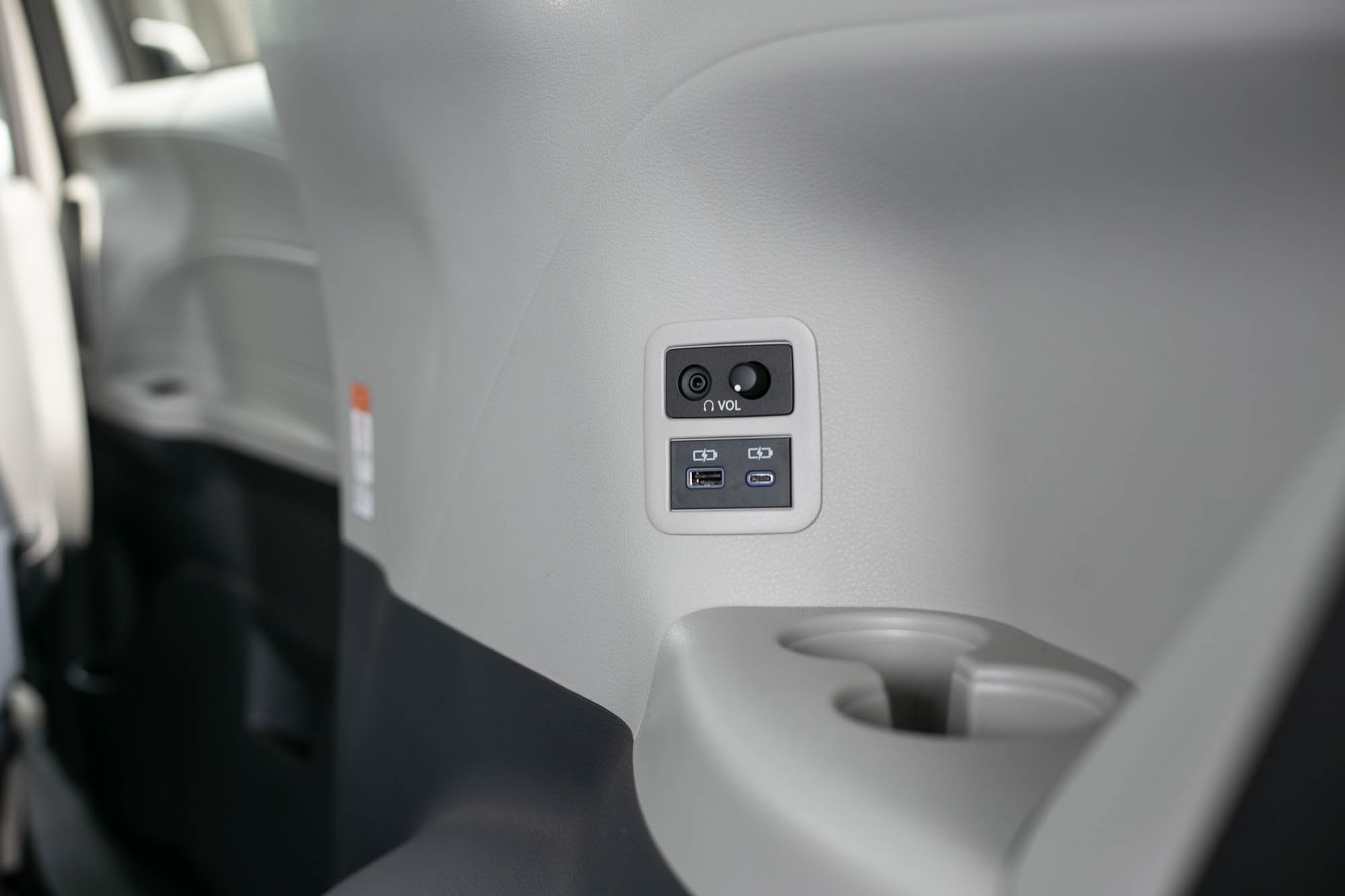 第三排右側的置杯架與充電孔。