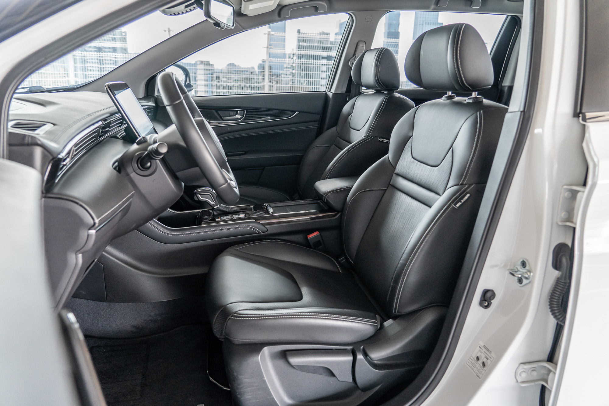 URX 標配 Luxgen Care 皮質座椅,主要強調整體乘坐舒適性。
