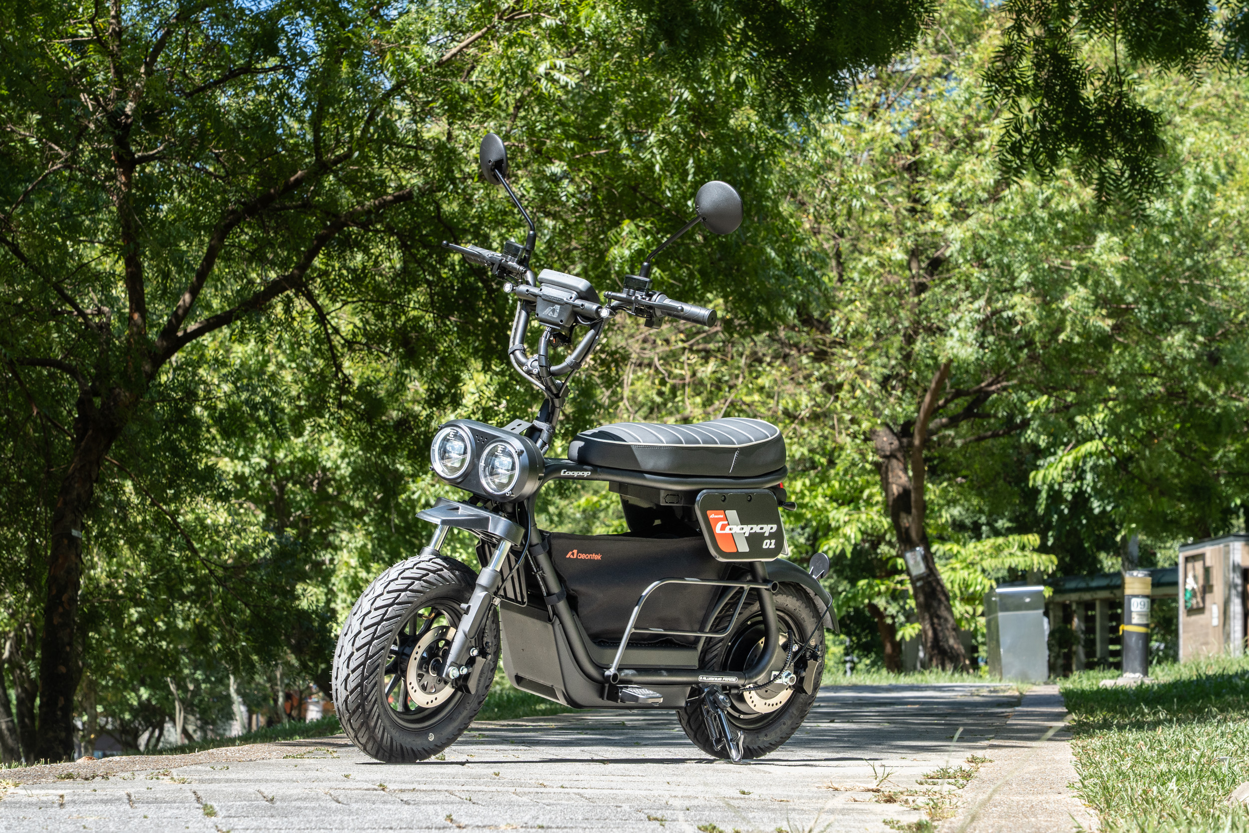 Coopop 01作為短距離的代步或是戶外生活時結合四輪載具使用，都會是不錯的應用設定。
