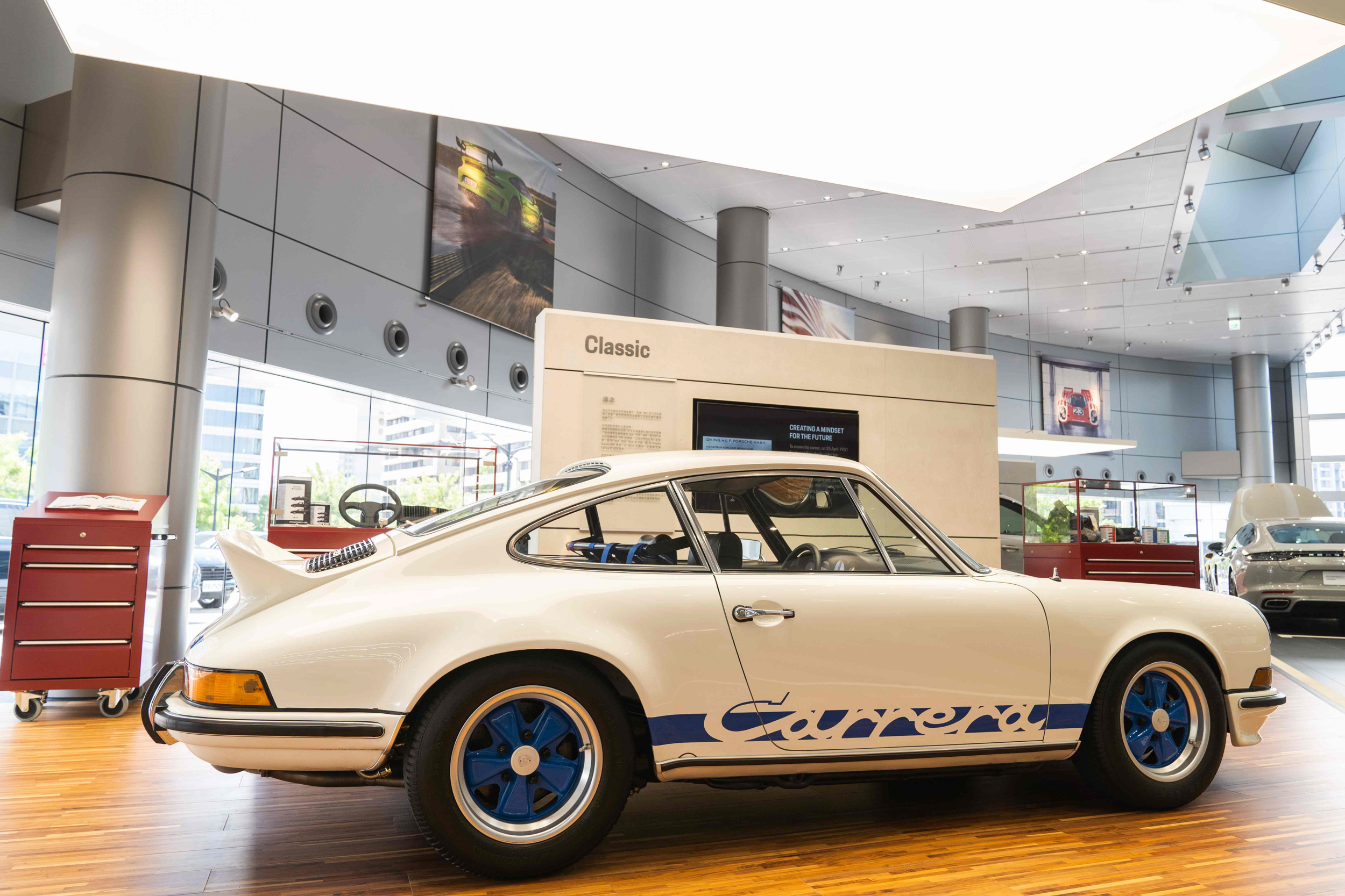 台北保時捷中心保時捷經典車款展示區。