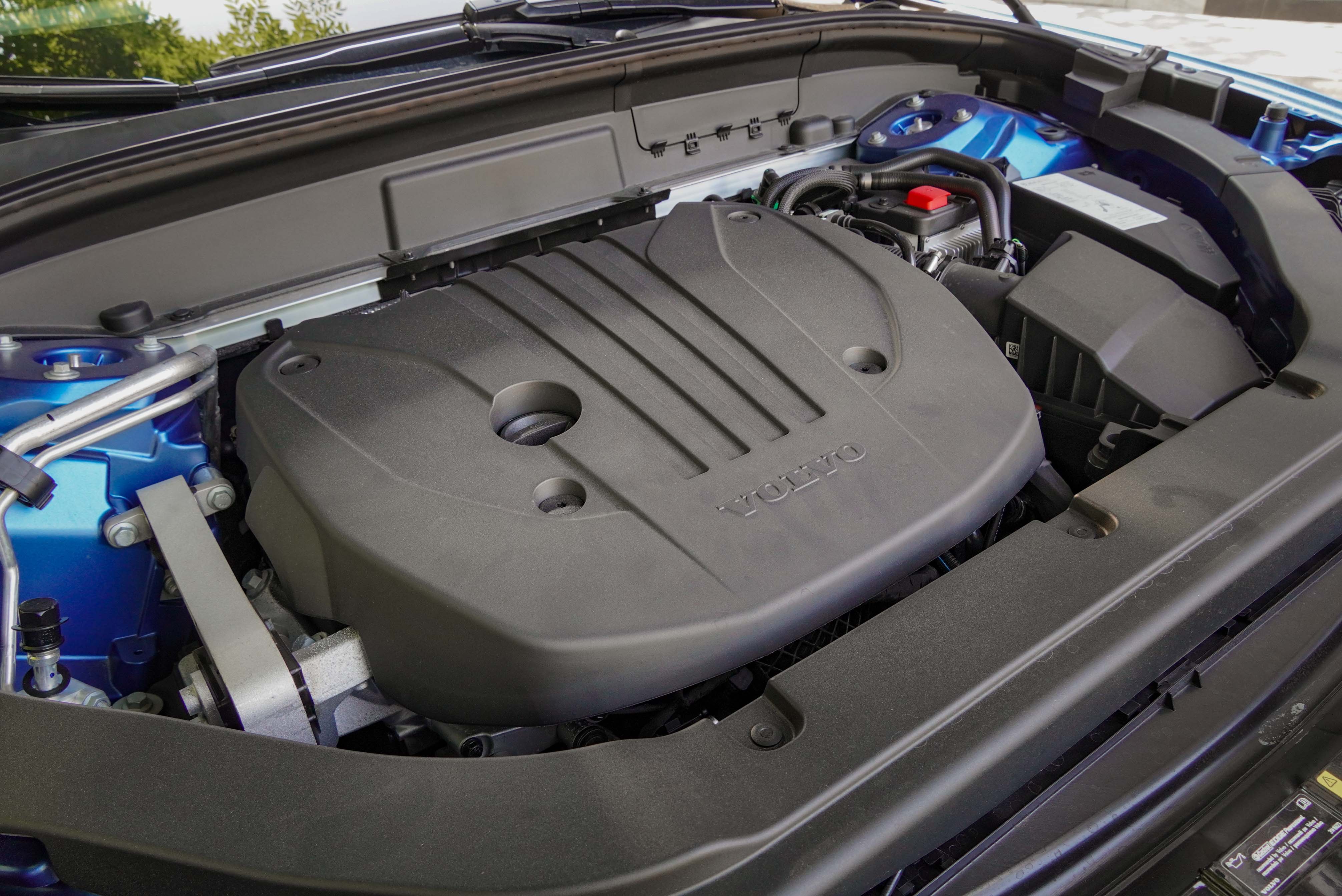 XC60 B5 採用第三代 Drive-E 動力系統，四缸渦輪引擎輸出為 250 hp/35.7 kgm，瞬間加速或靜止起步時，48V 輕油電系統可提供 14 hp 額外動力。 