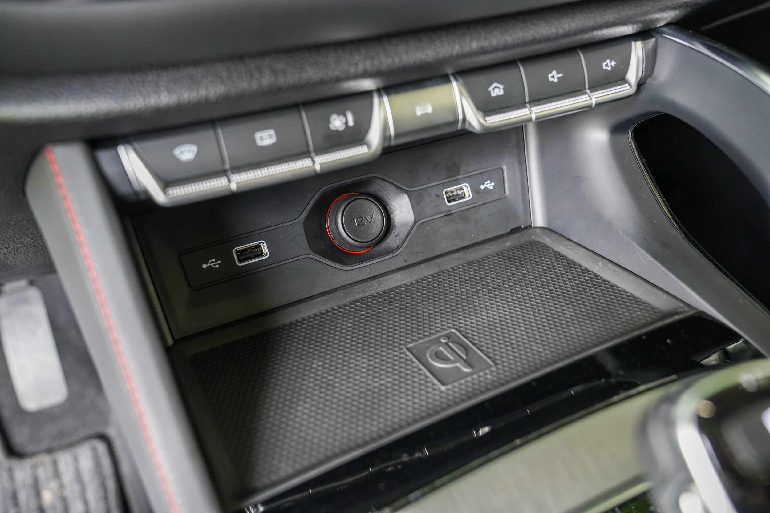 標配手機無線充電板。