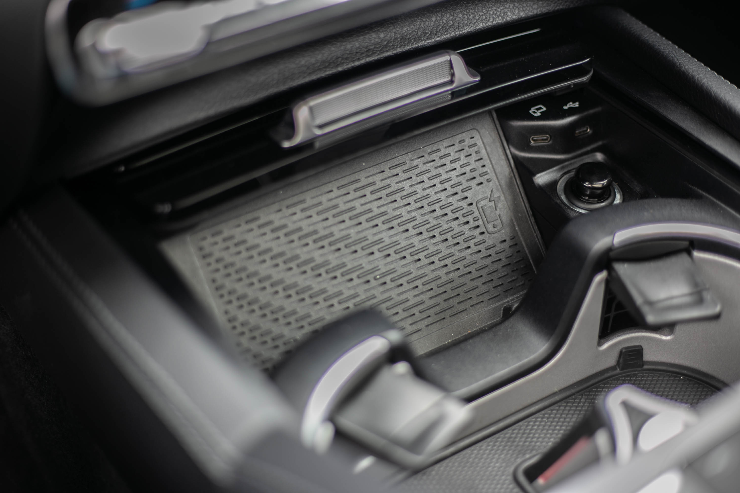 配備手機無線充電板。