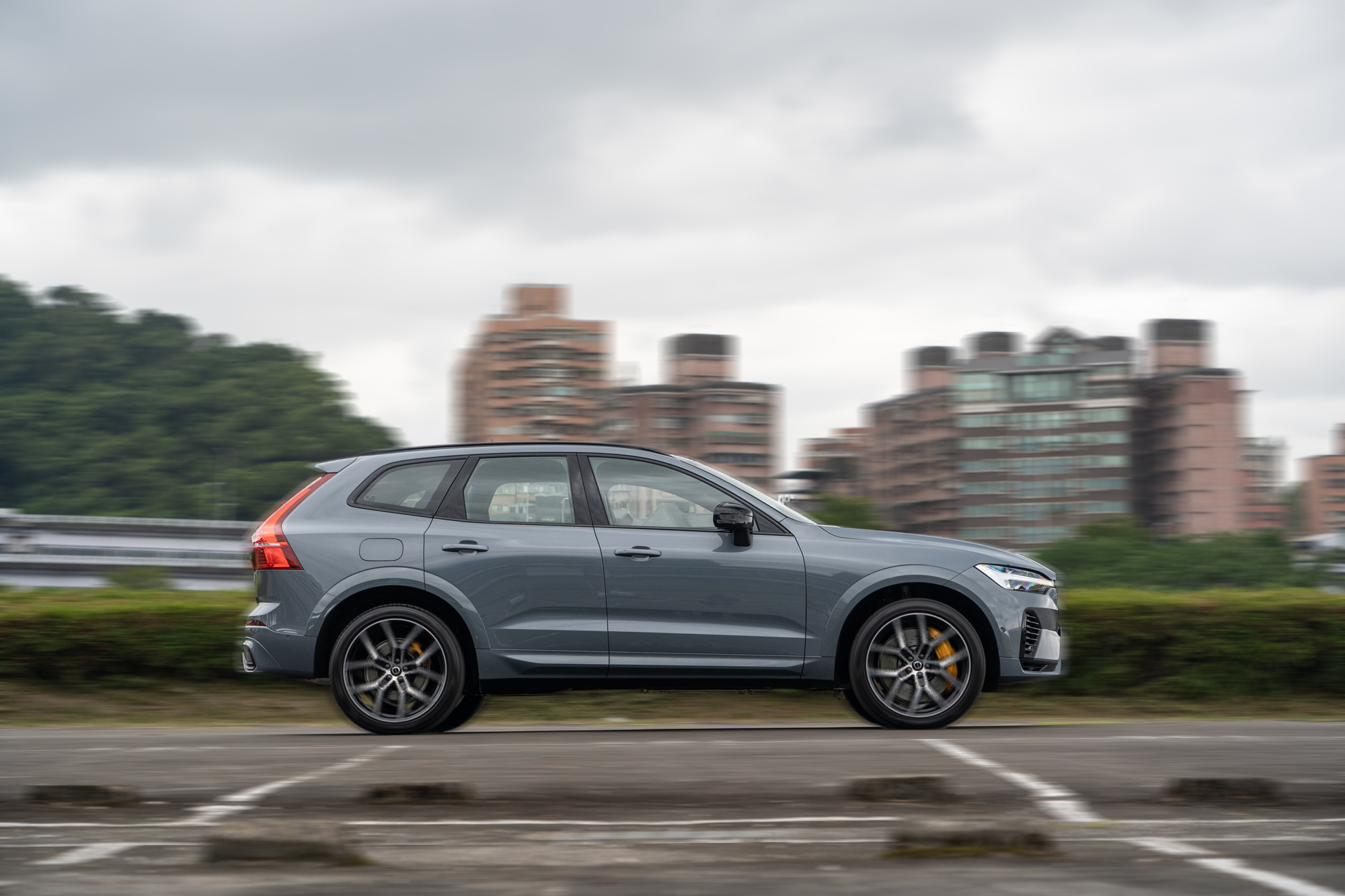 五秒內就可以完成0-100km/h加速過程,刺激著早已將駕馭樂趣因家庭用車而藏至不知處的一家之主內心熱血。