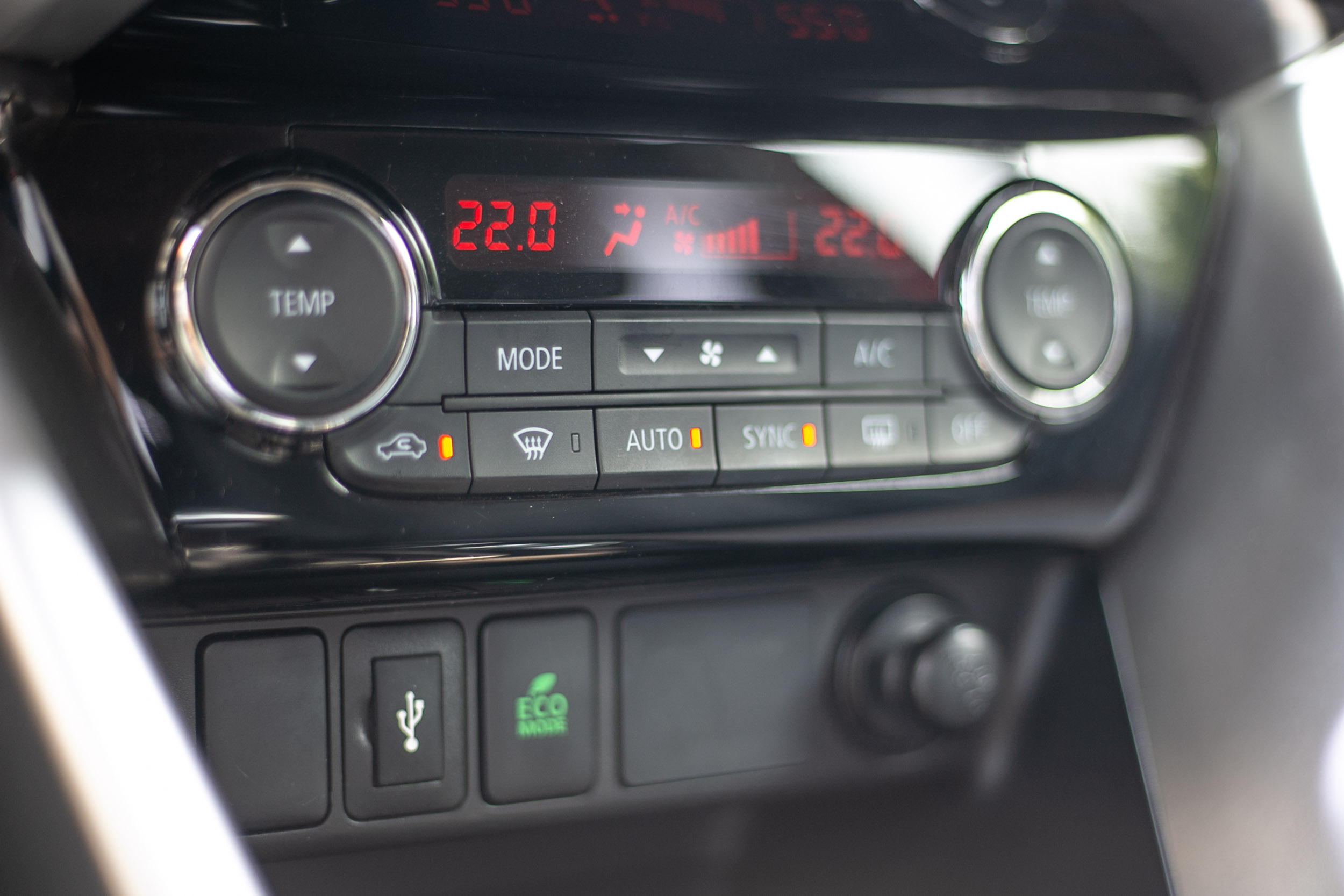 雙區恆溫空調(附粉塵過濾裝置)為車系標配。