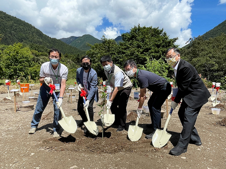 和泰汽車 9 月 23 日於武陵農場舉辦「Toyota 一車一樹植樹造林啟動儀式」，共同植樹復育櫻花鉤吻鮭棲地