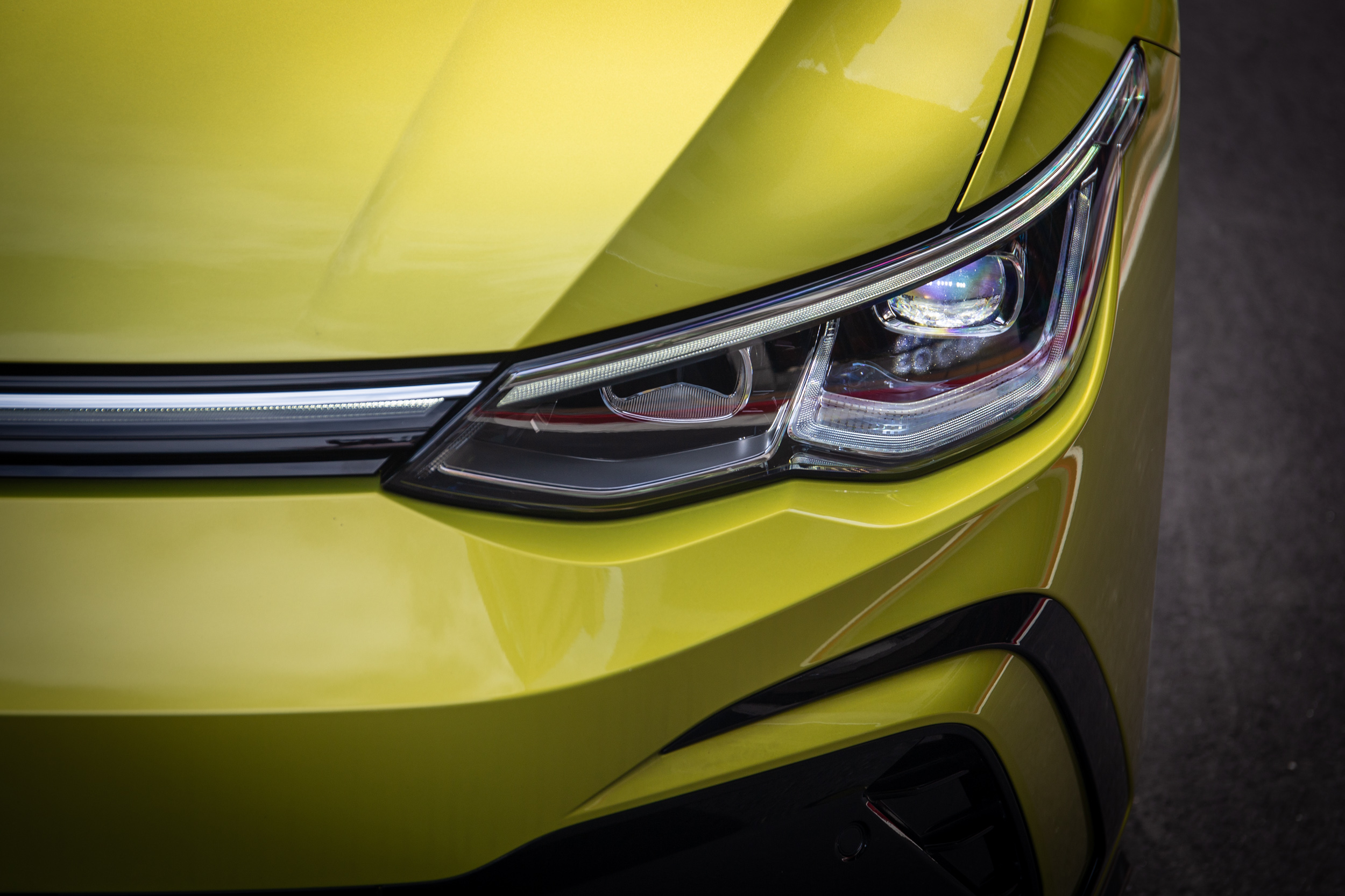 全新造型的頭燈,展現出八代 Golf 的創新,並配備 IQ.LIGHT 科技,雖然沒有如 Tiguan 般的多模式,但至少是 LED 照明規格。