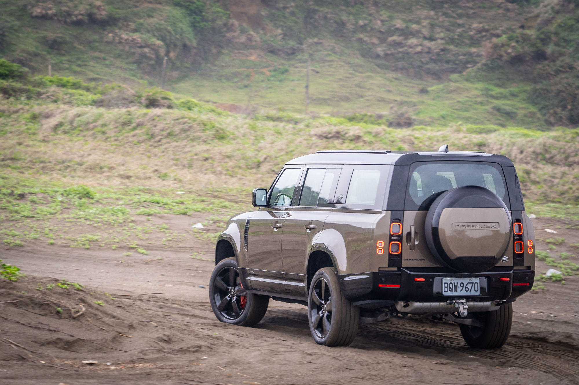 對於配備控或是越野咖而言,相信 Defender 130 絕對更有魅力。