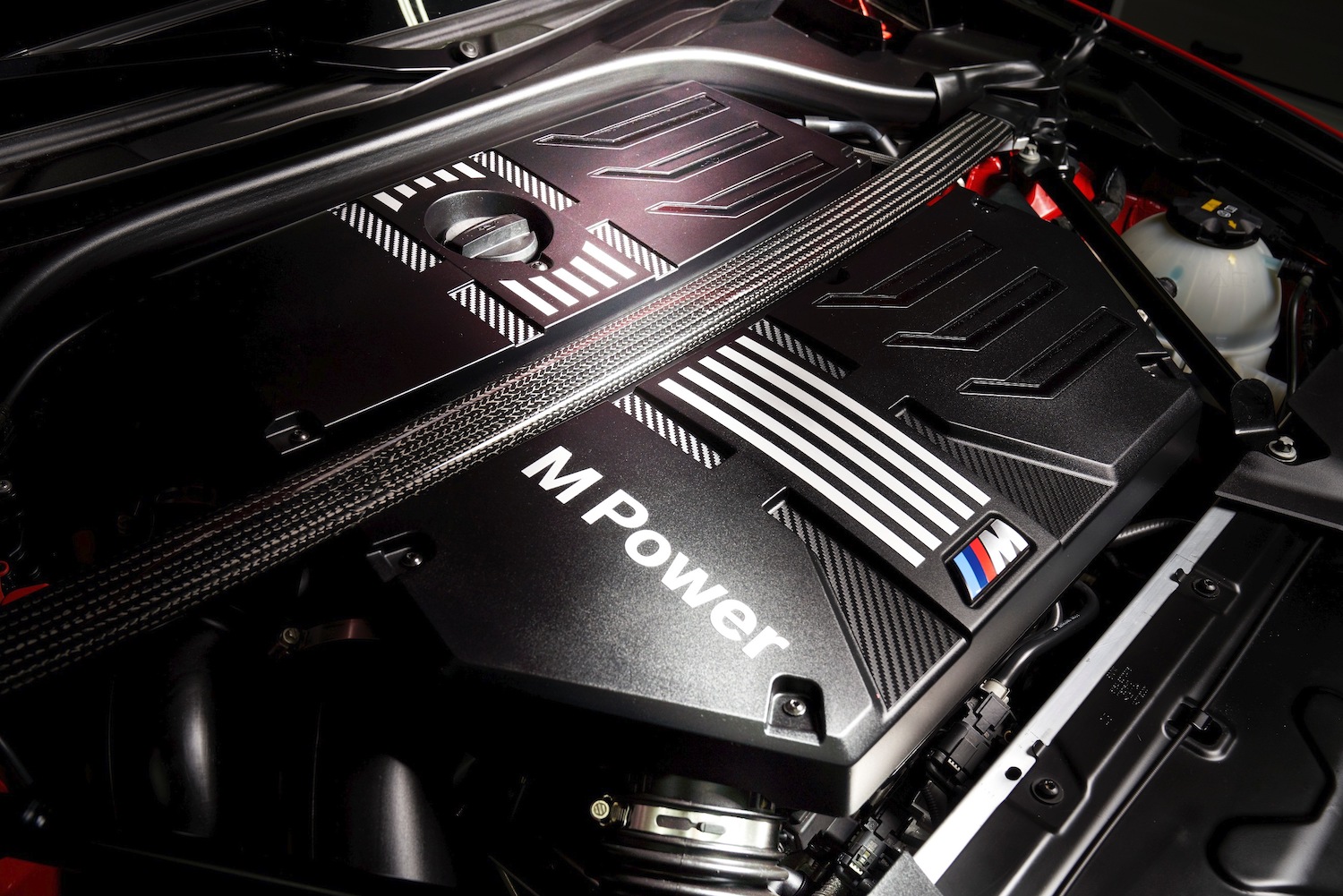 M TwinPower Turbo S58 直列 6 缸汽油引擎選配碳纖維引擎室拉桿。