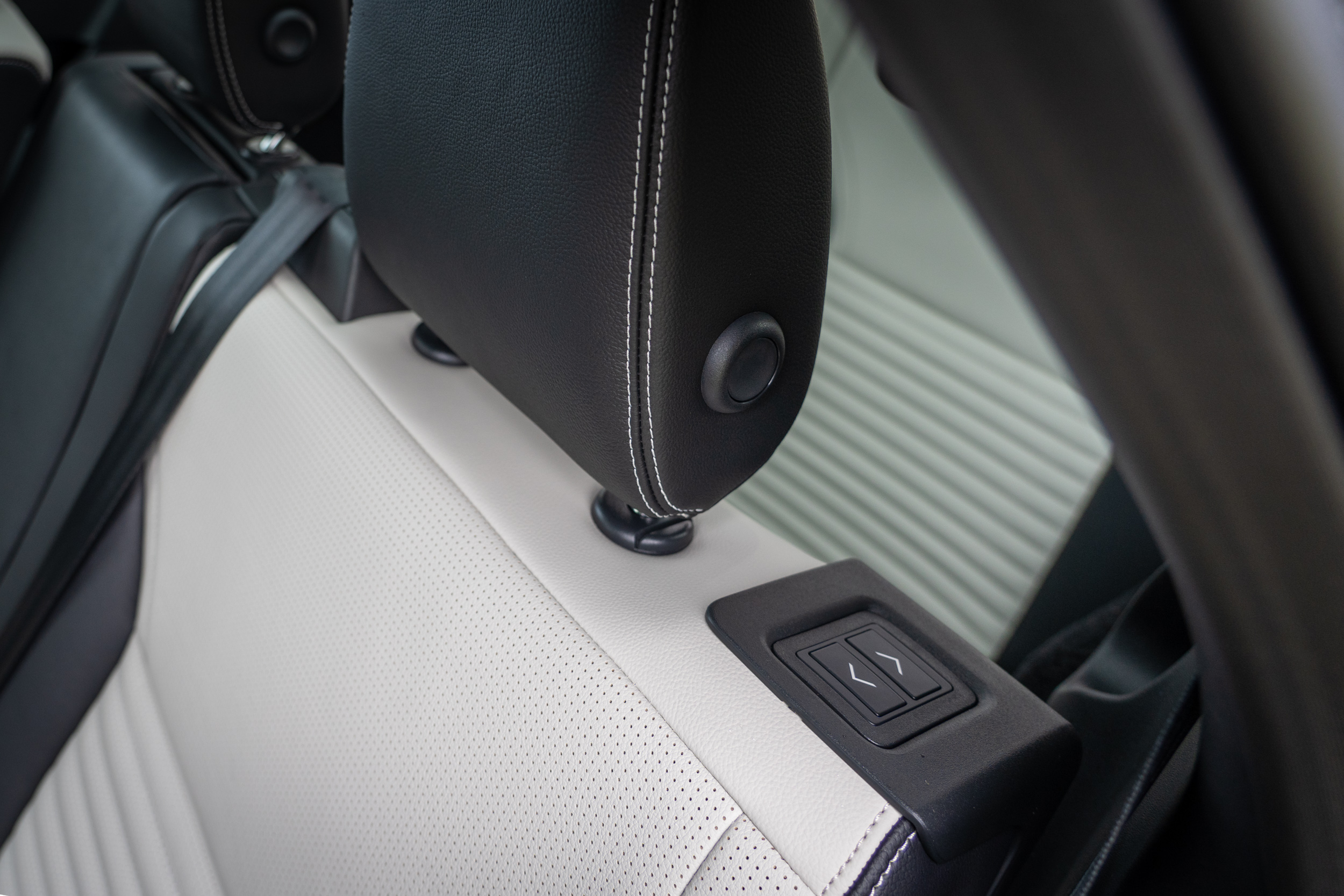 椅背調整為電動控制。