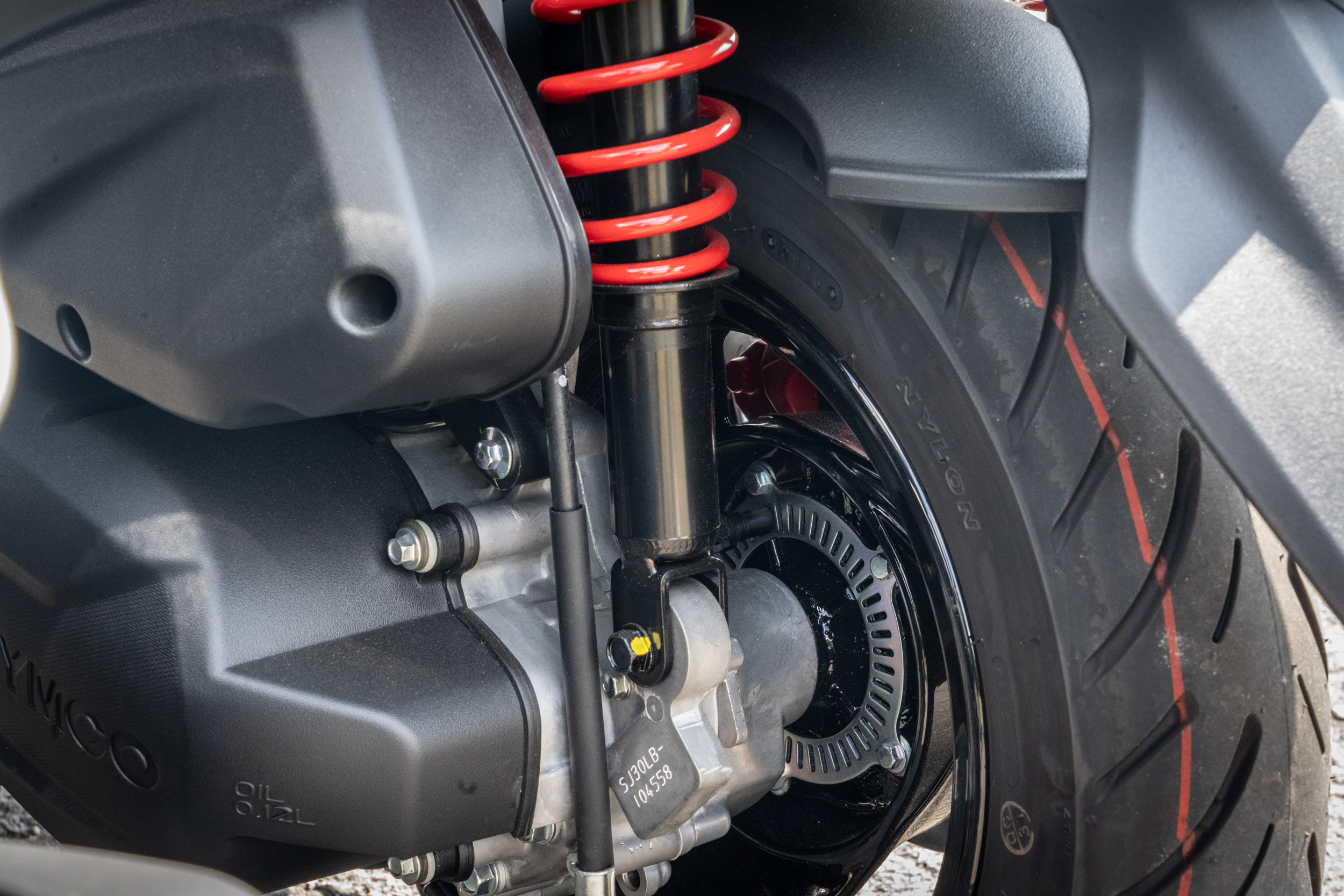 KYMCO K1 150特仕版ABS版搭載的是高規格的「雙迴路ABS防鎖死煞車系統」，堪稱同級最佳安全防護等級。