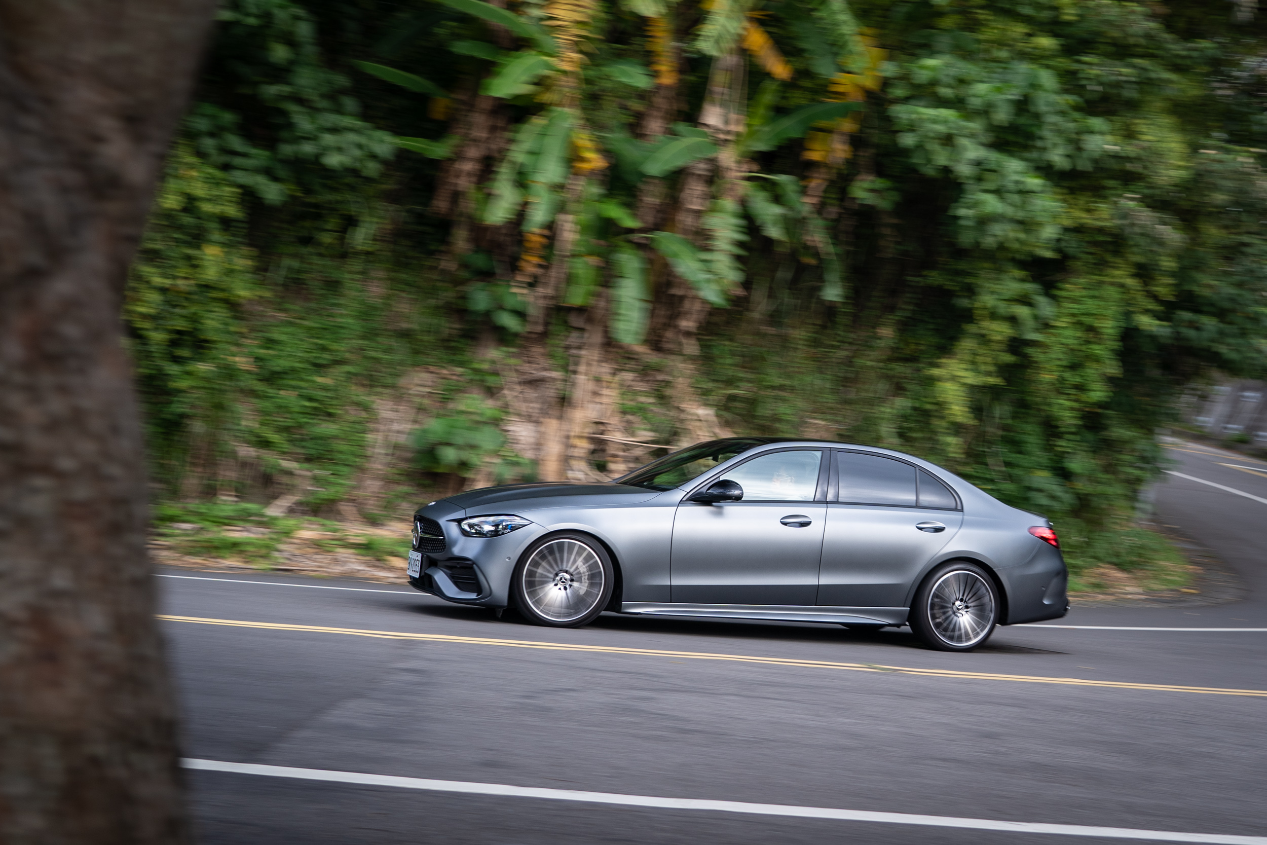 低轉速時動力湧現的落差感,C300 表現得比 C200 來得好上太多。