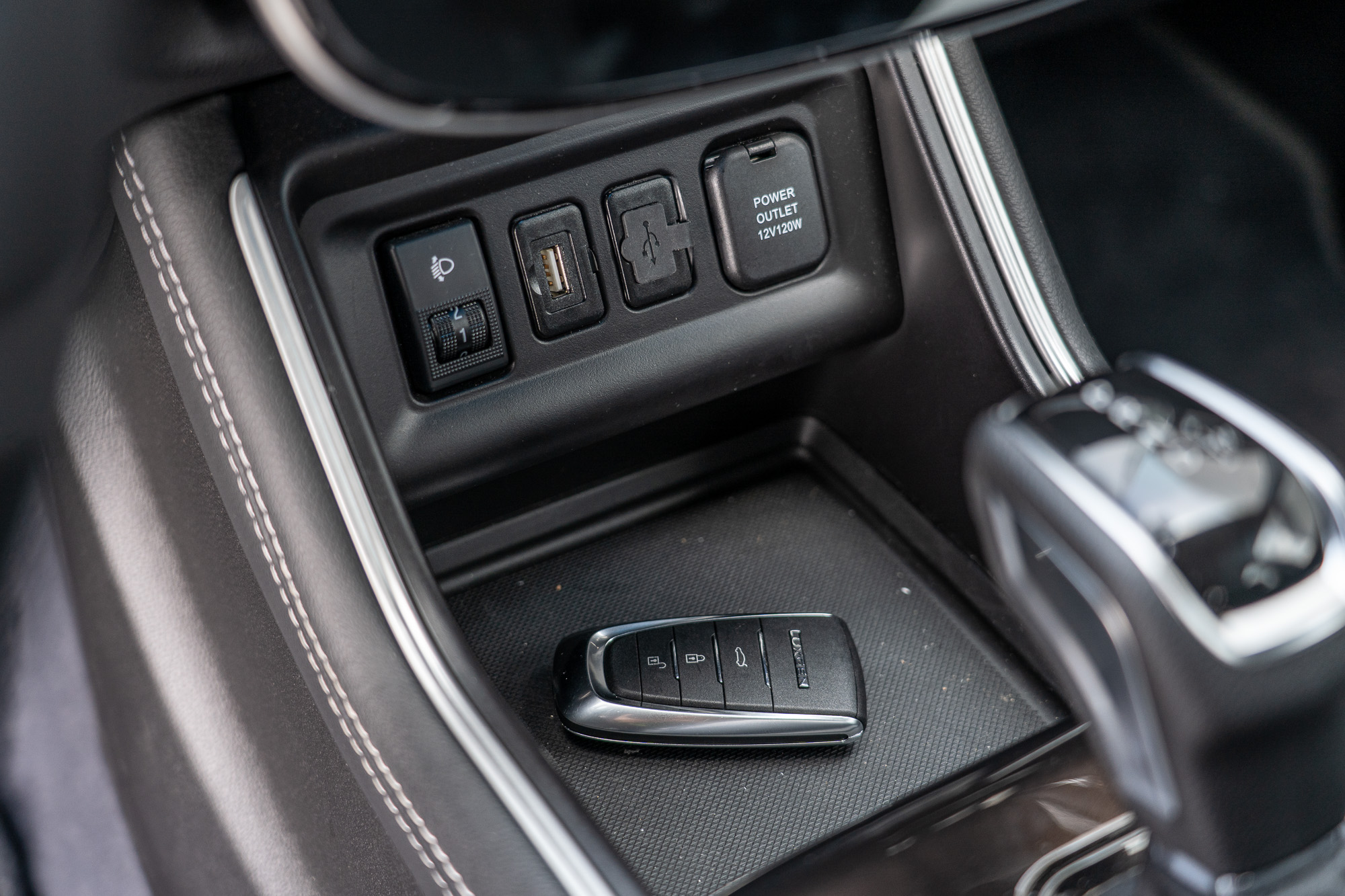 USB 提供手機連接、充電功能;可惜並無開放 Apple CarPlay 等智慧型手機互聯功能。