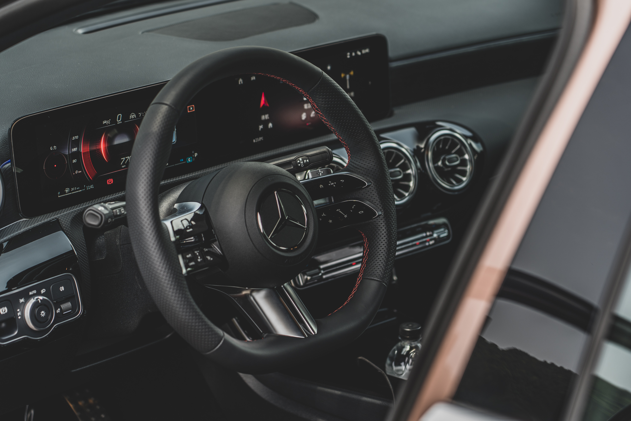 方向盤為 AMG-Line 專屬式樣。