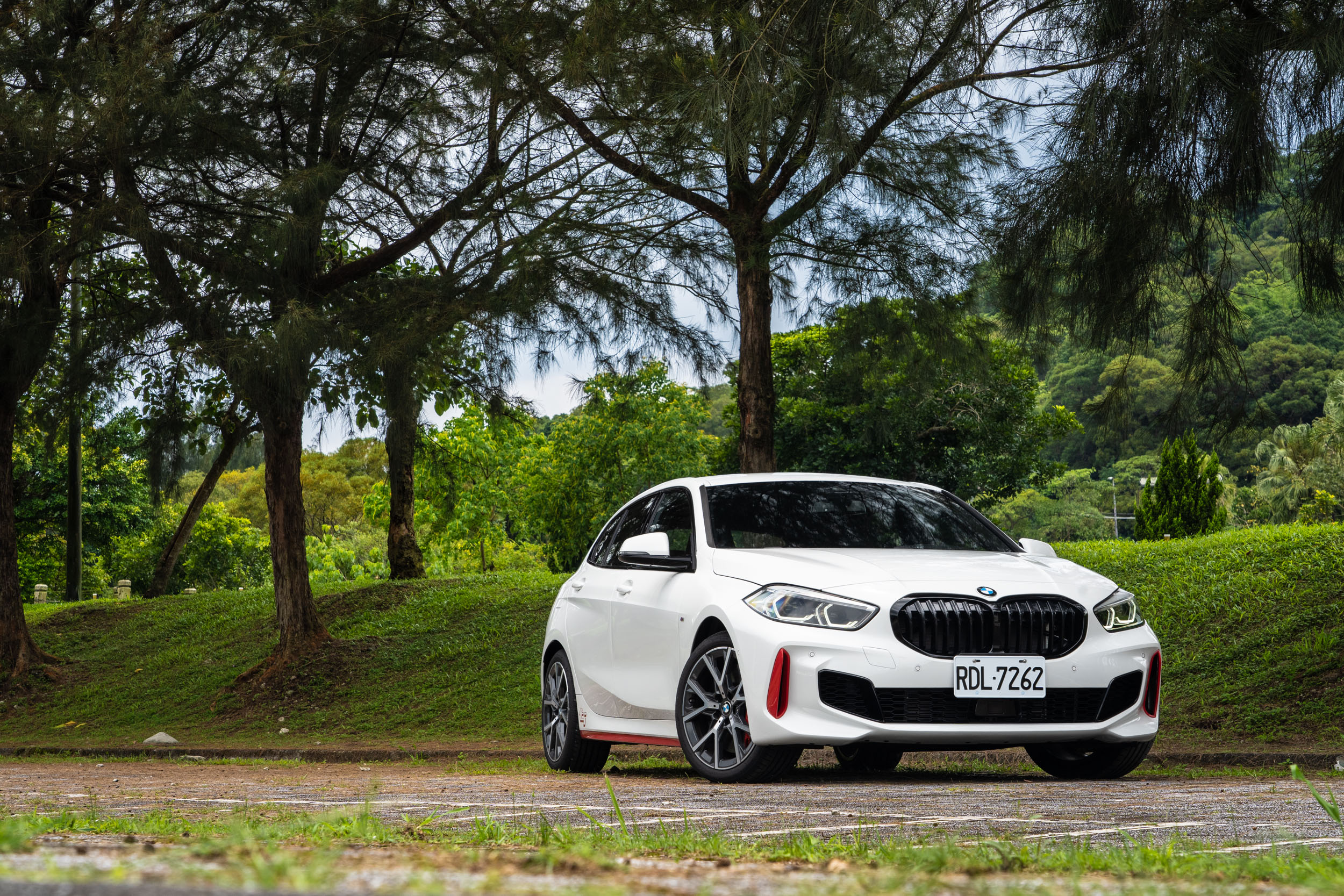 試駕車型為 BMW 128ti,建議售價新台幣 214 萬元起。