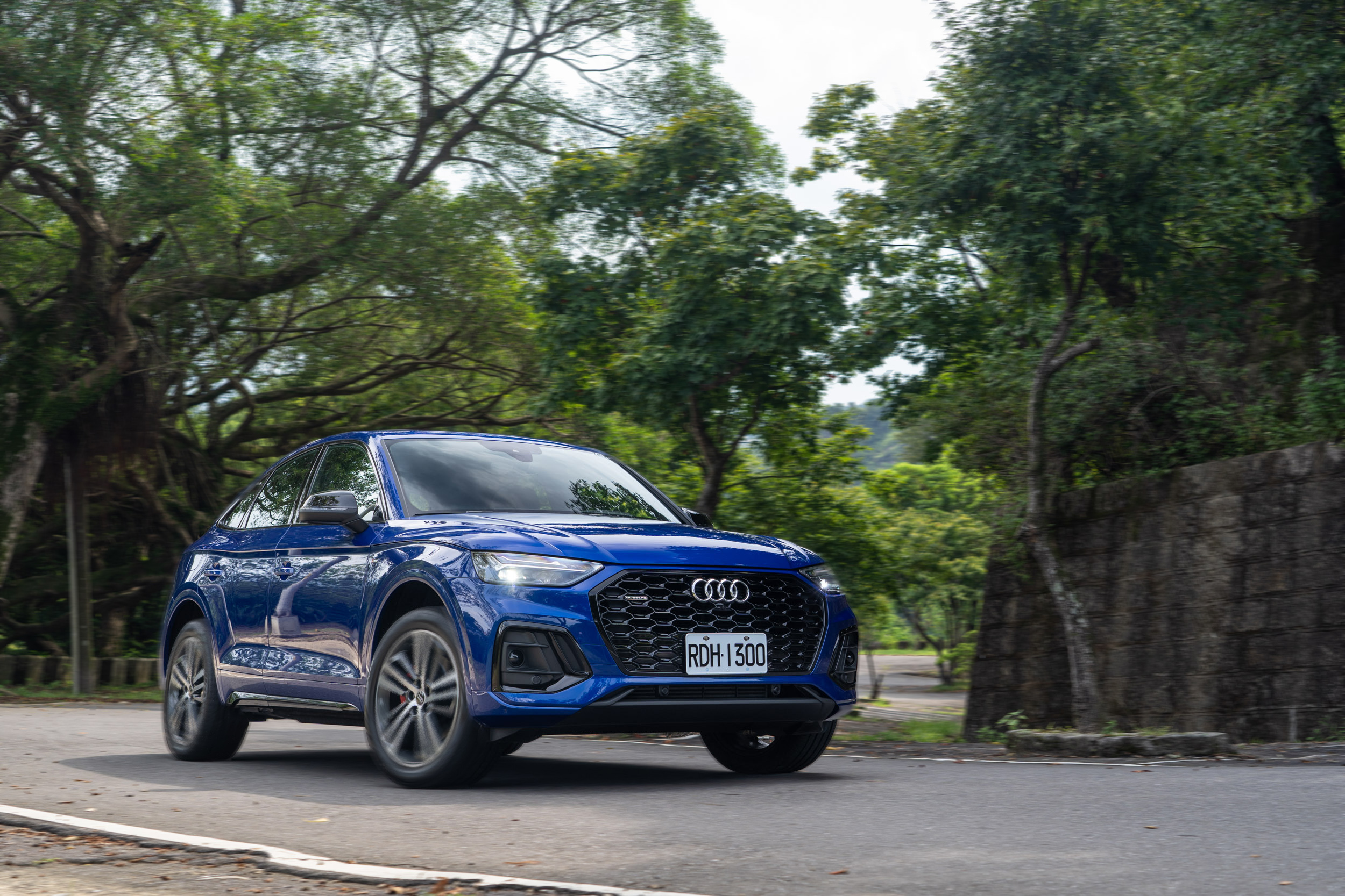 輕快、飽滿的加速曲線相當容易掌控,再加上 quattro 四輪驅動系統的貼地性,給人相當高的安全感。