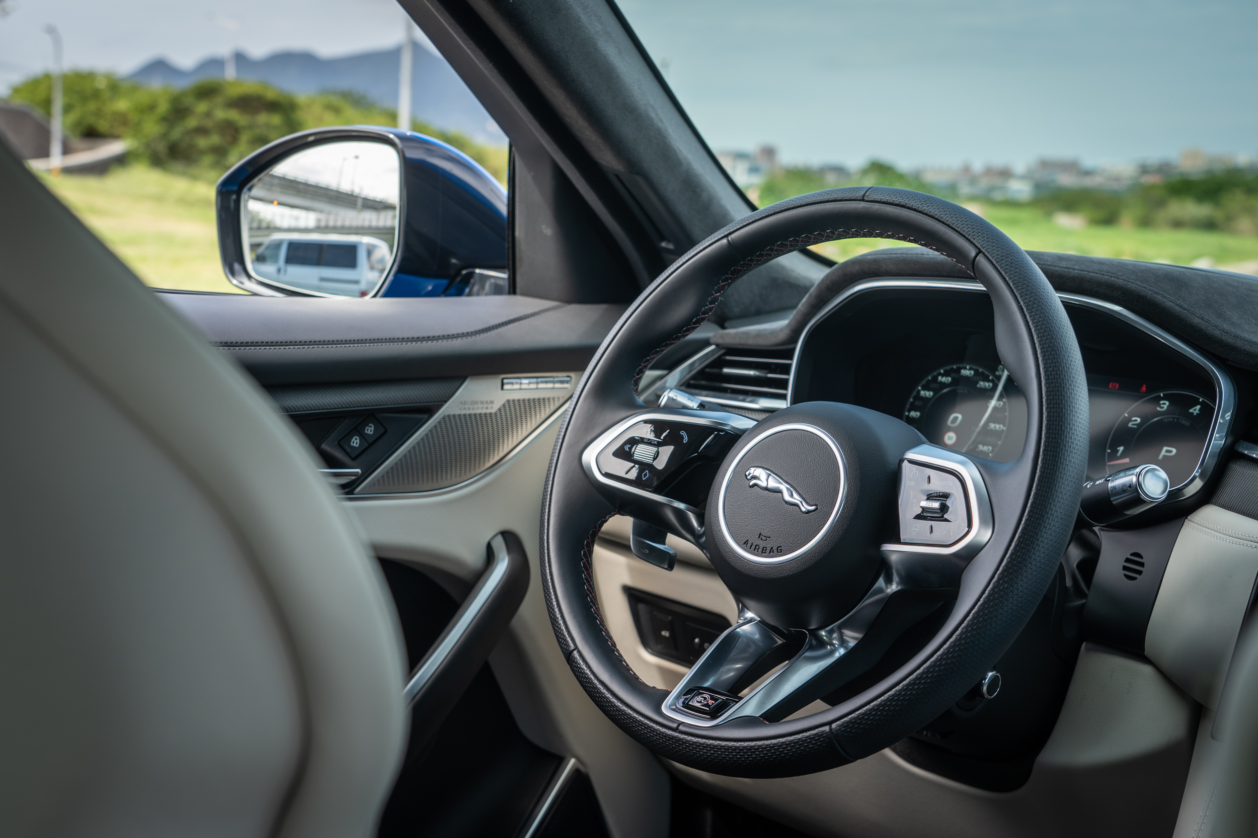 座艙內的鋪陳精心雕琢,用料材質都屬上乘。