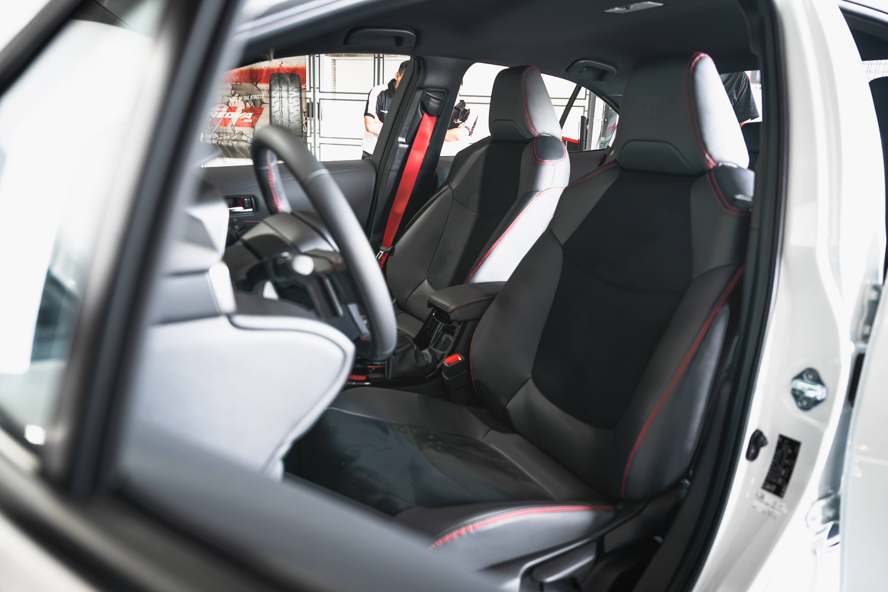 內裝依然為紅、黑配色，但是色塊配置與比重調整過後，質感大幅進步，特別是黑色頂棚，國產車少數採用此配置。