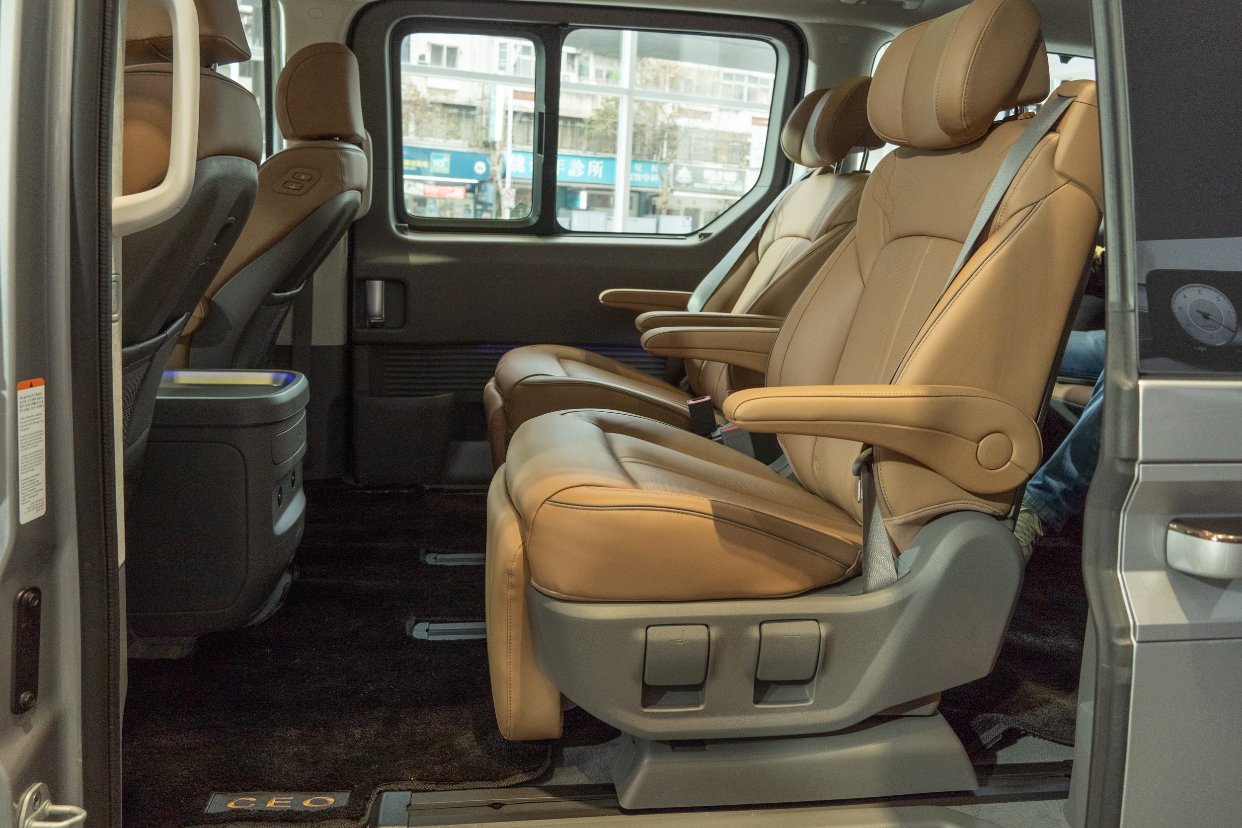 GLD-B 等級以上車型皆採用雙側電動滑門。