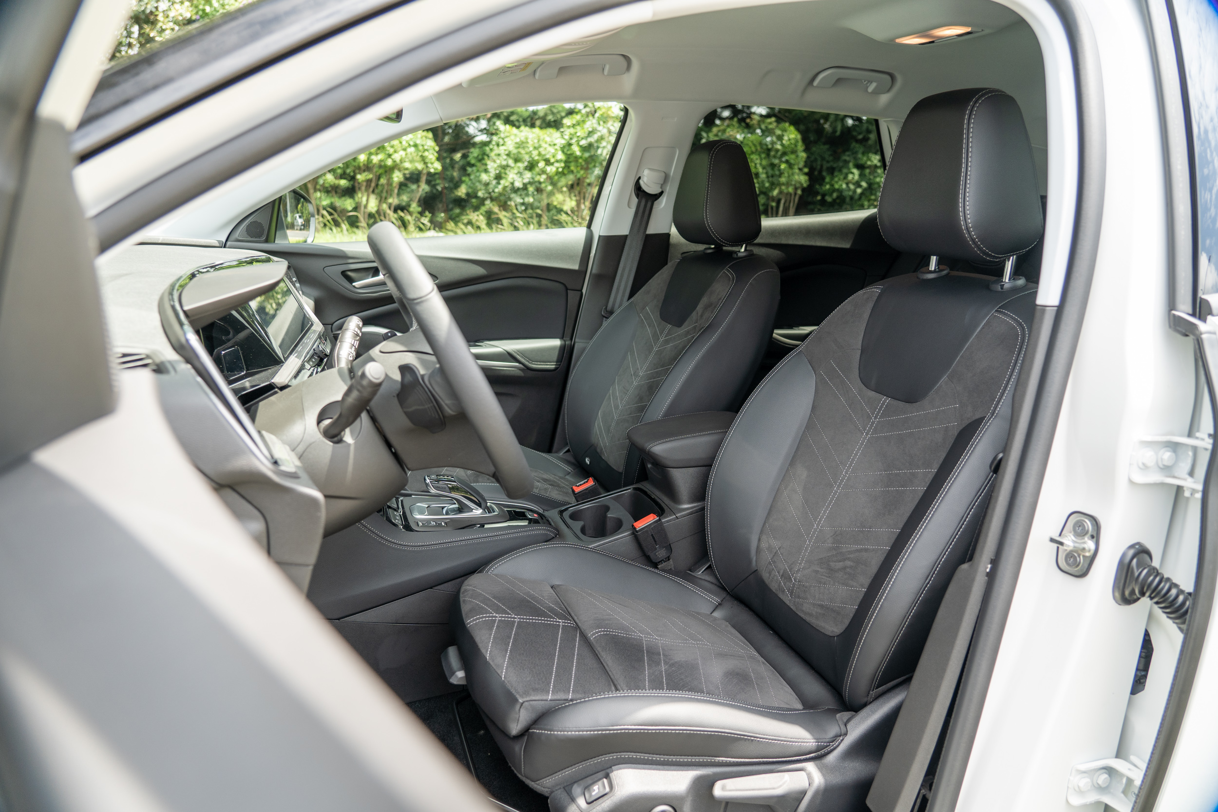 以兩種材質混搭而成的座椅,在質感呈現與乘坐體感上都有不俗水準。