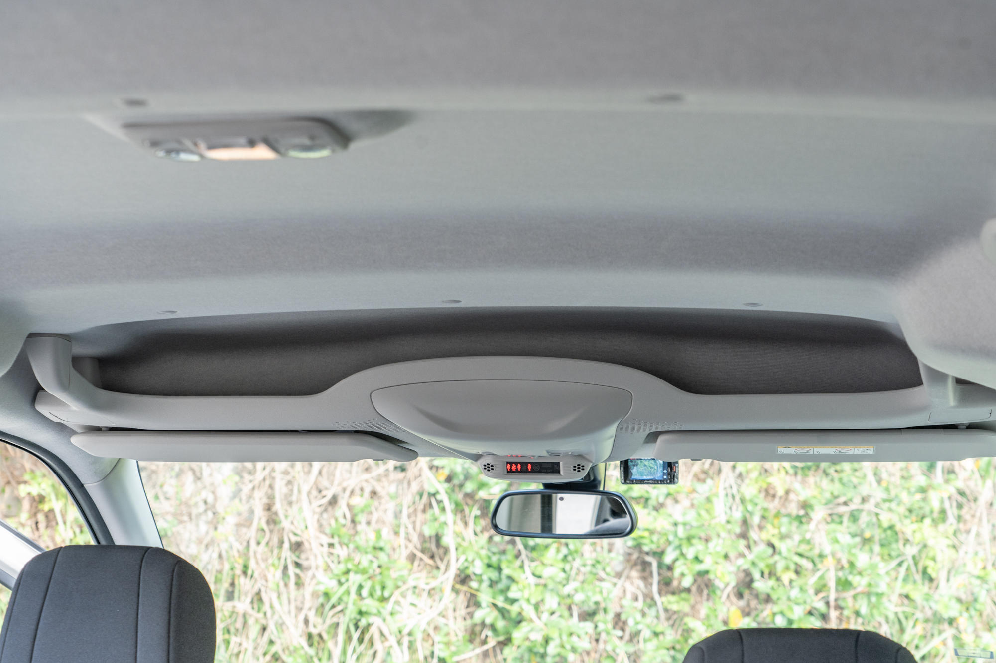 頂篷前方置物空間。