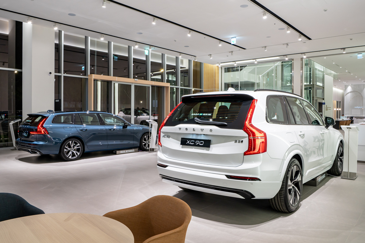 二樓新車展示區可同時擺放 10 款車型。