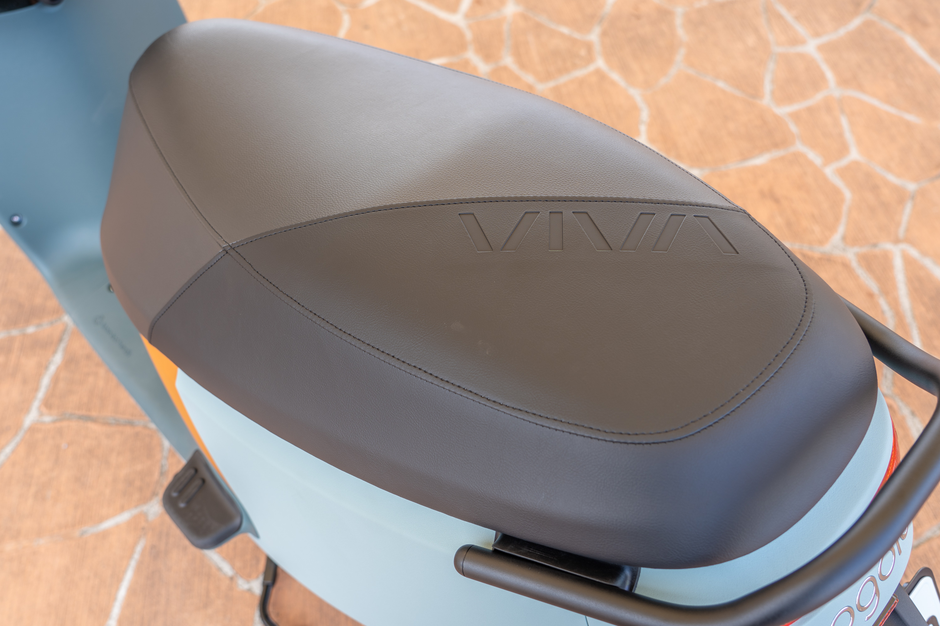 坐墊拉長到 810mm。