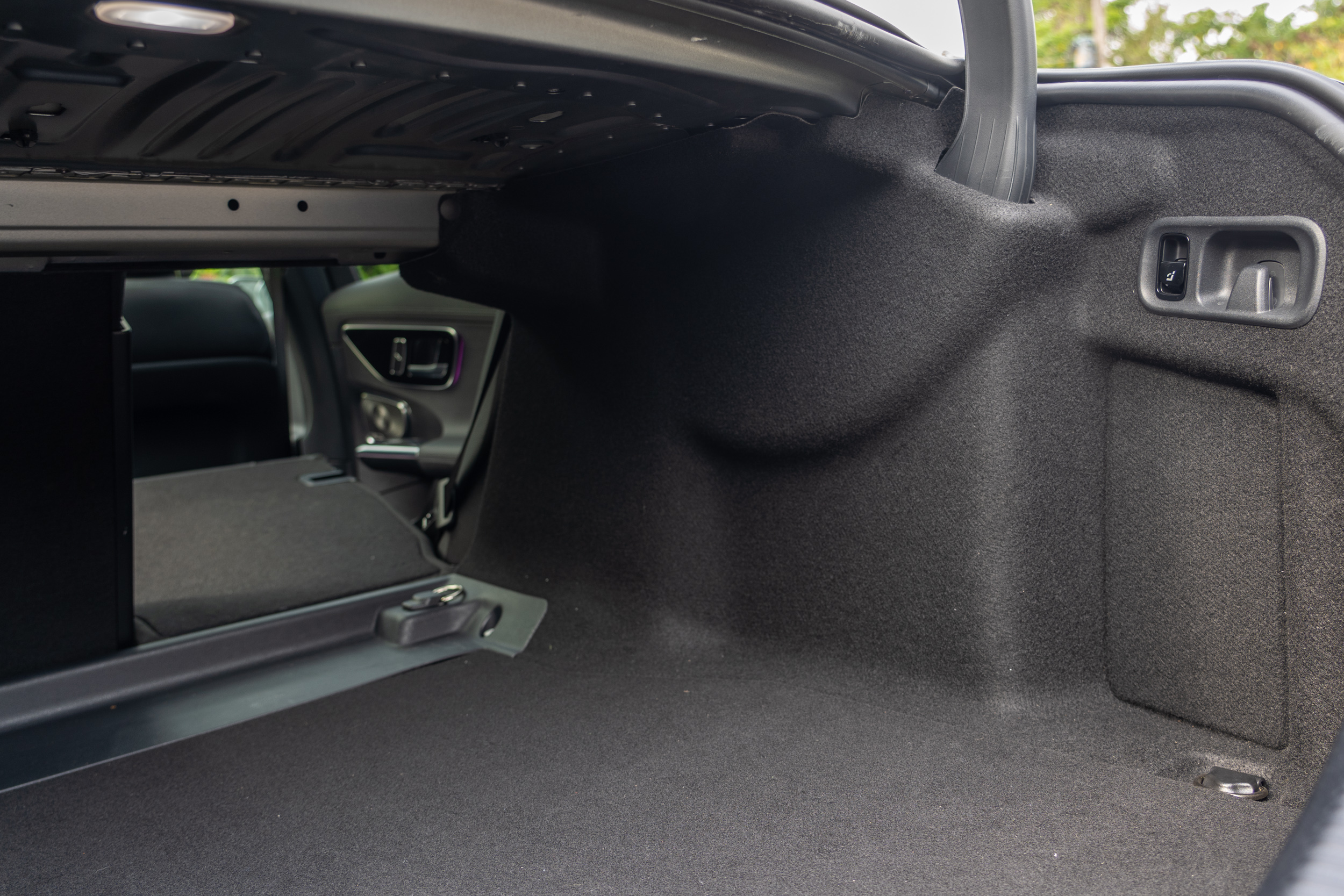 後廂兩側有快速控制鍵,可以直接把後座椅背傾倒。