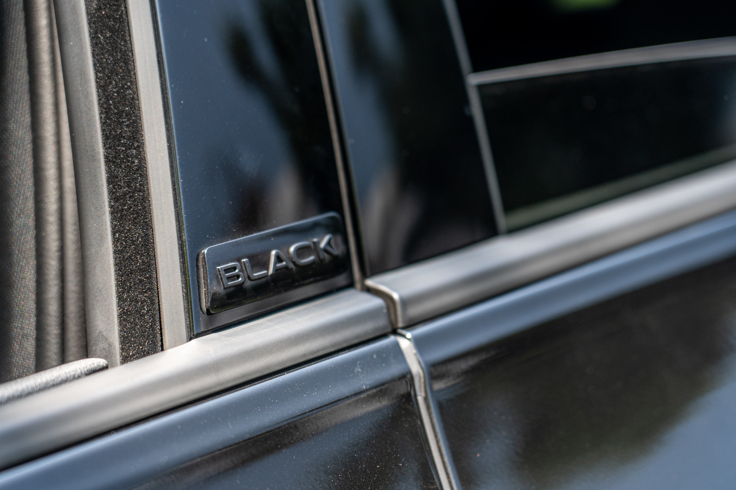 B 柱上鑲嵌有 Black 字樣，以驗明正身。