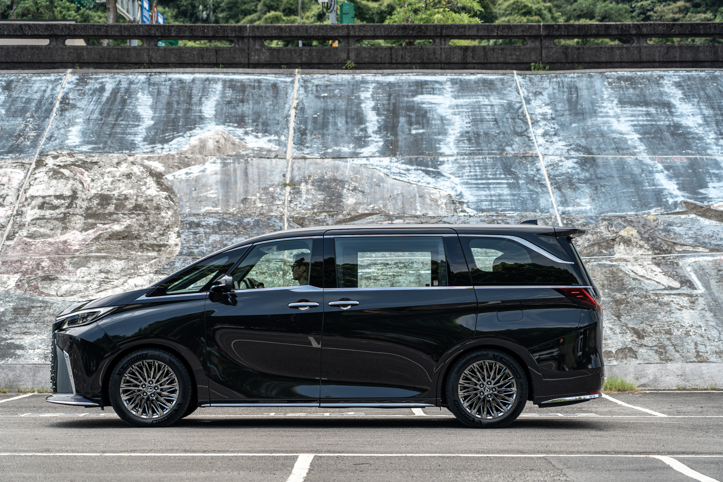 新世代 Lexus LM 確認將採四編成販售,四、六、七座均涵括在內。