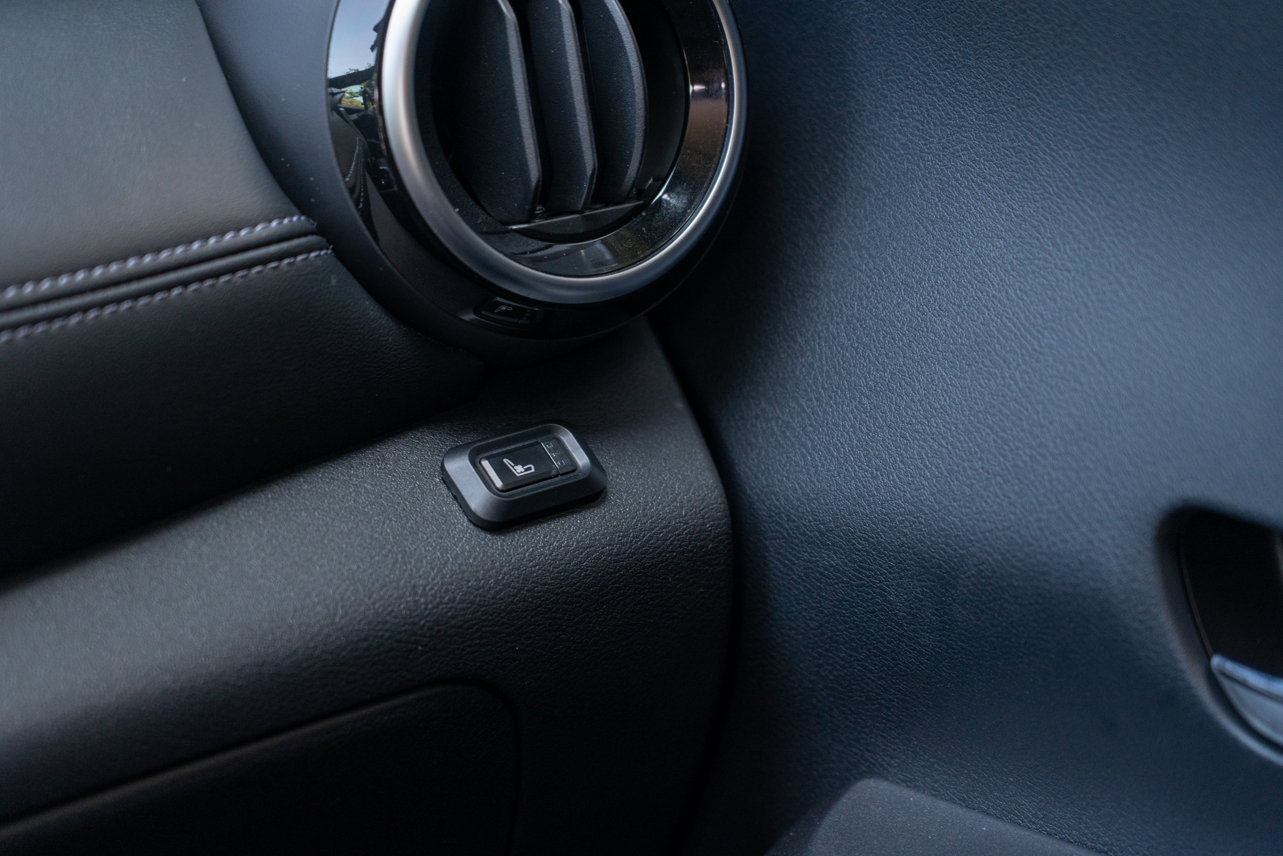 副駕駛側的通風座椅開關介面。