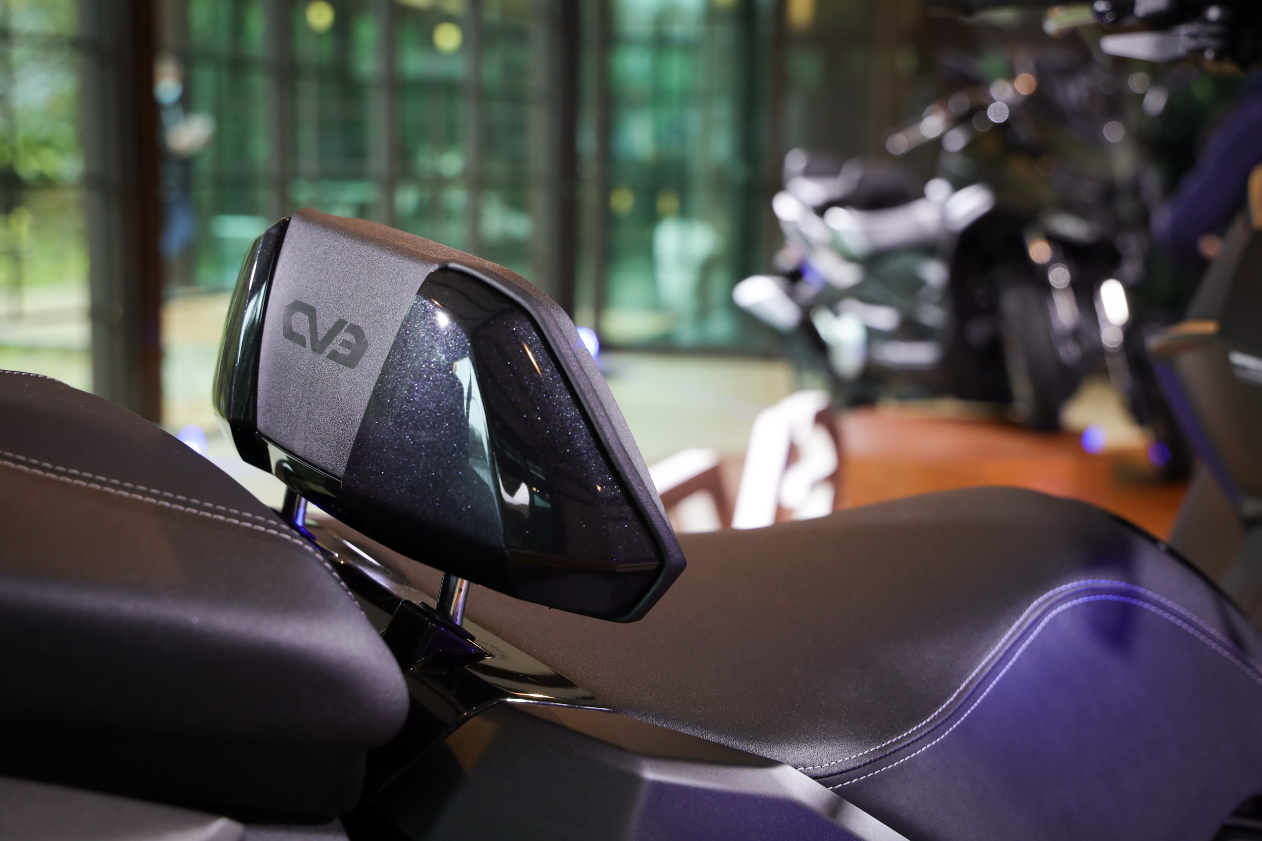 前座配備腰靠,長途騎乘更輕鬆,且原廠也提供多樣配件如側行李箱,更添便利性。