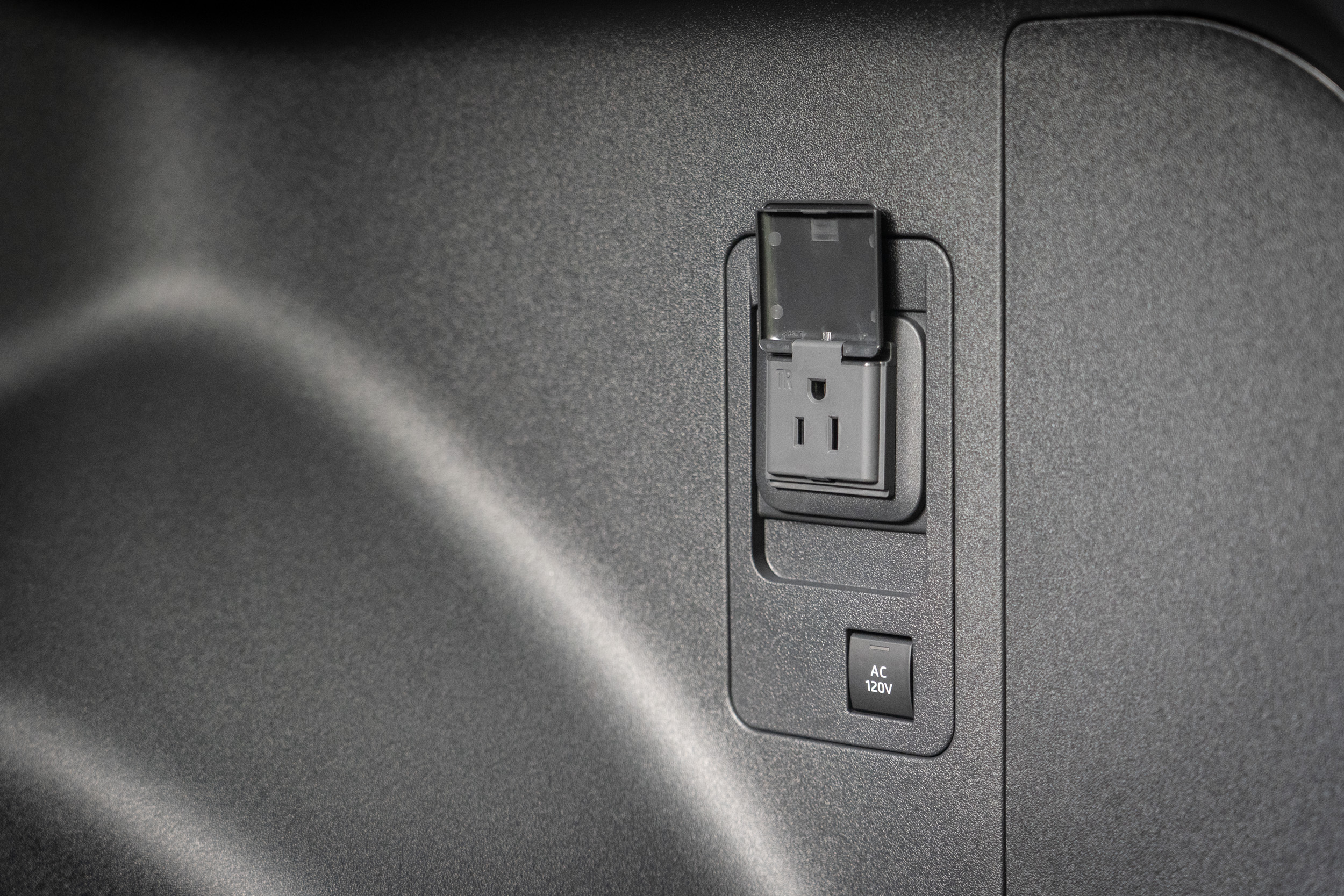 後廂增加110V供電（V2L）功能。