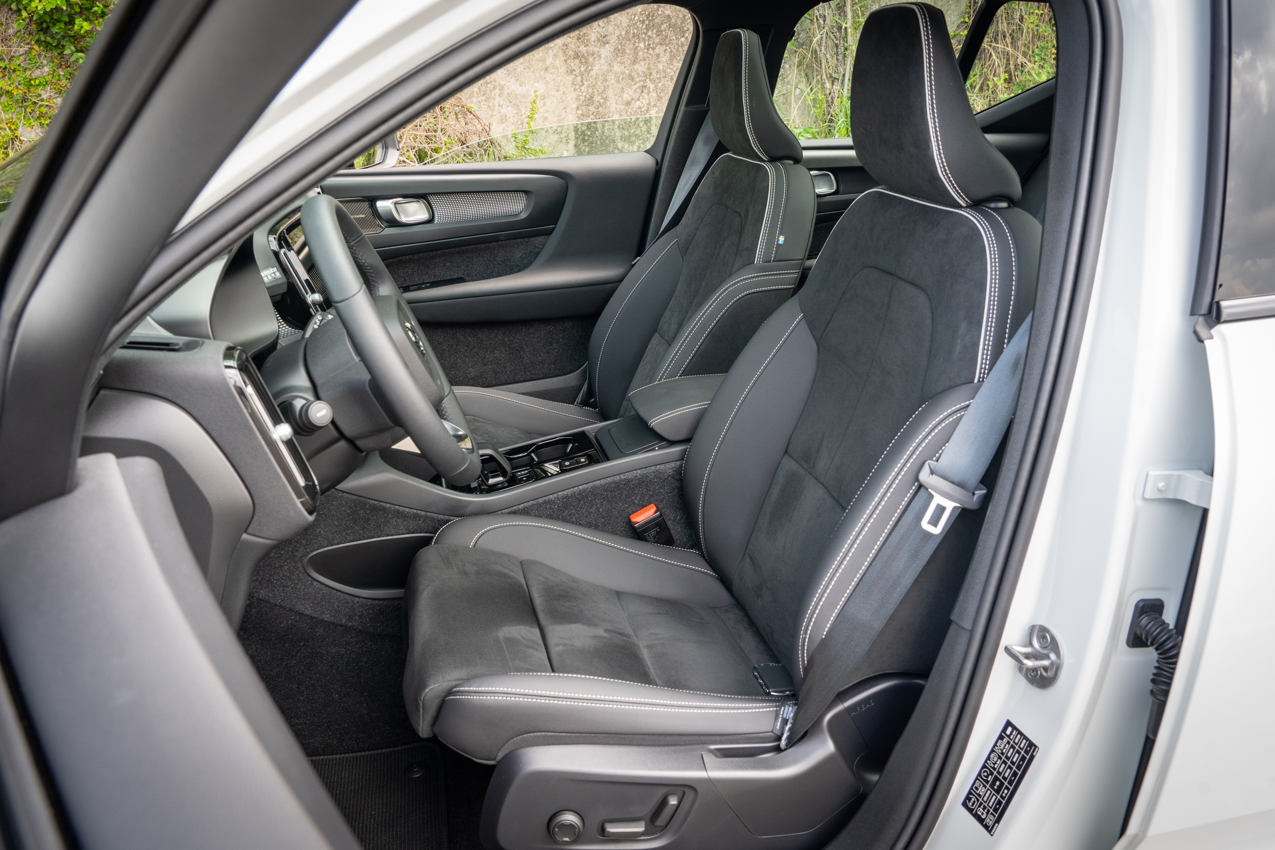 XC40 Ultimate B5 AWD 標配雙前座多向電動調整座椅與四向電動腰靠調整，腿部延伸支撐可手動調整，駕駛座並有兩組記憶功能。