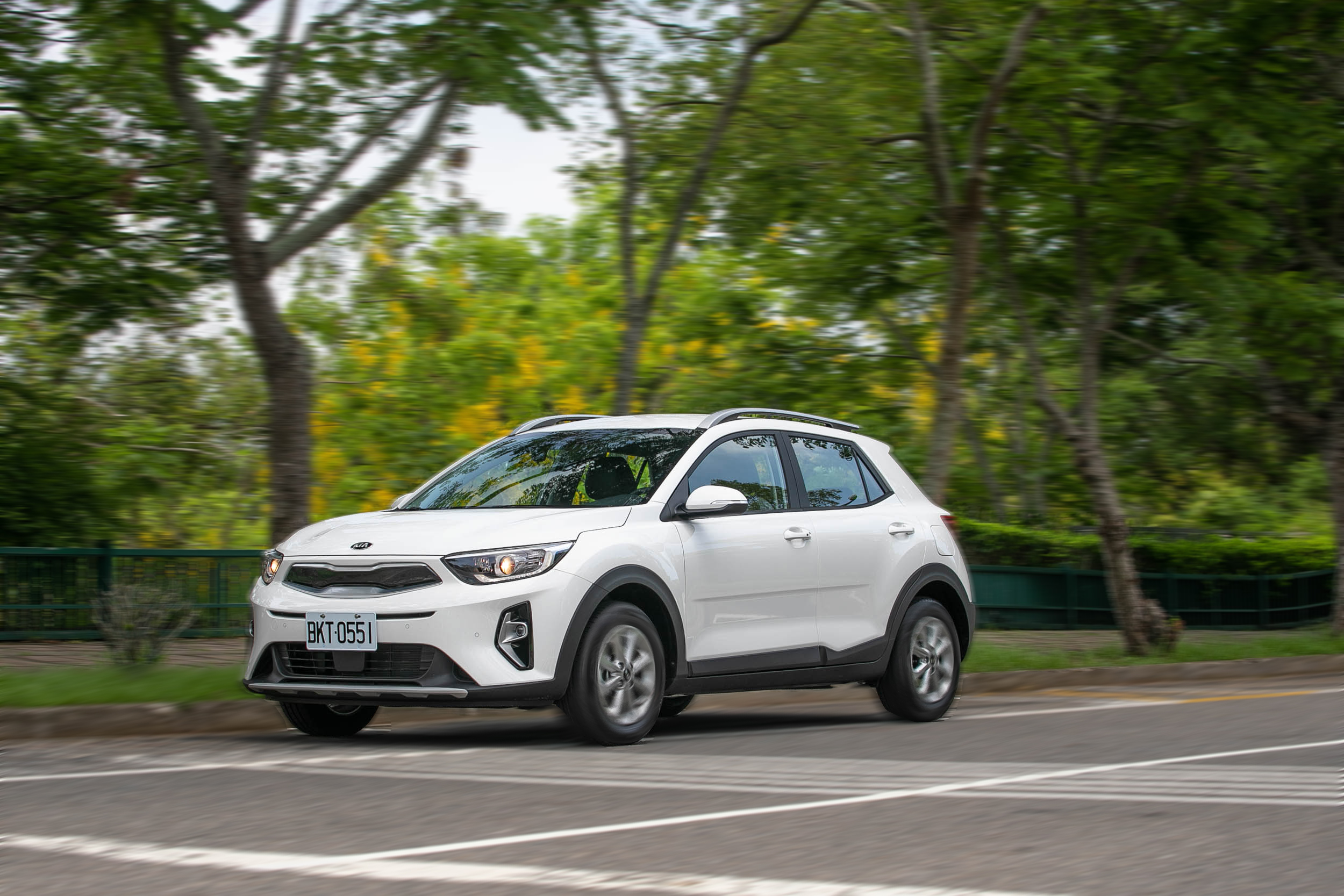 動力表現過於斯文,要明顯的加速感受,需要透過降檔來換得,僅有起步時較為輕快,中高速的提速較為吃力。