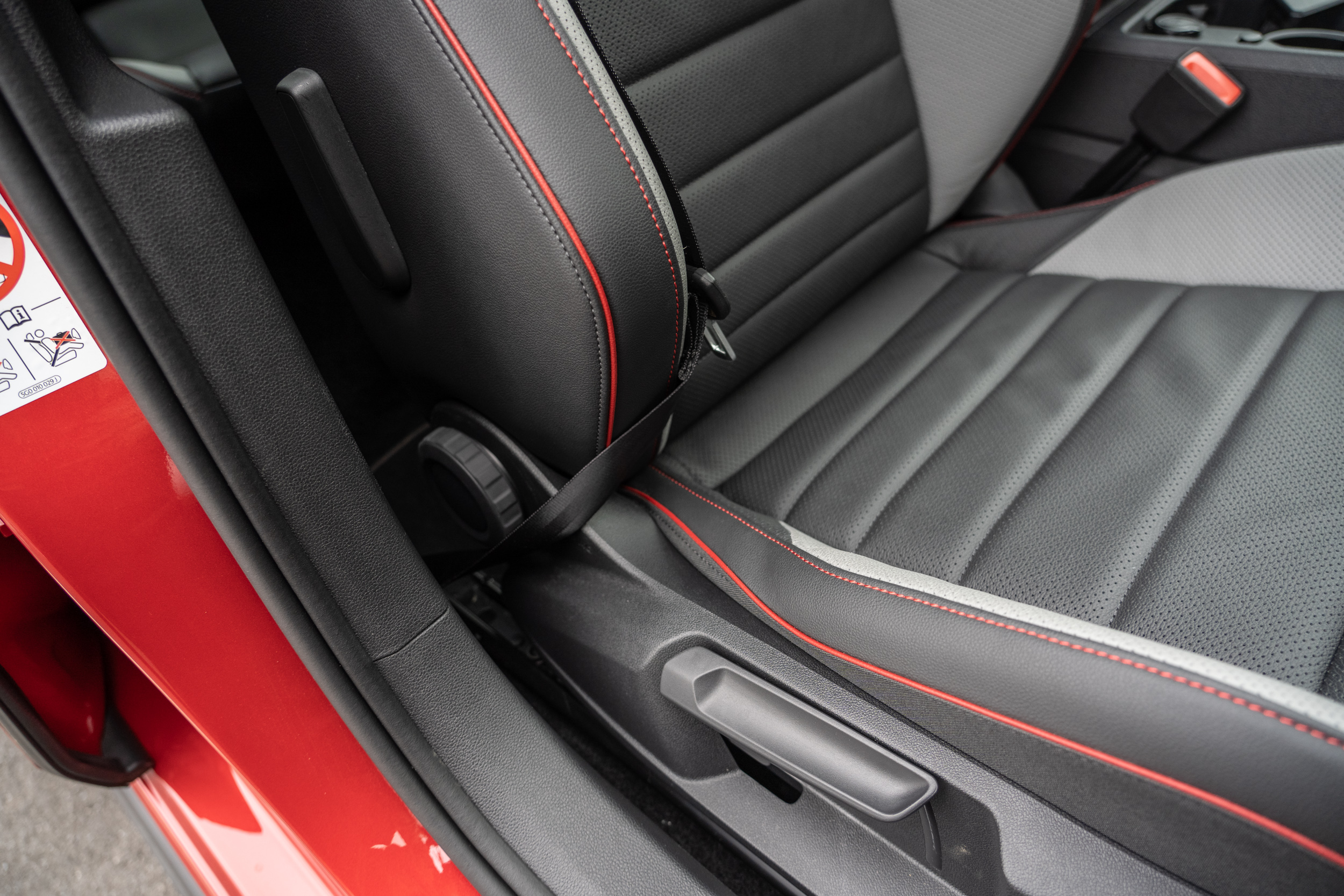 副駕駛仍是手動調整。