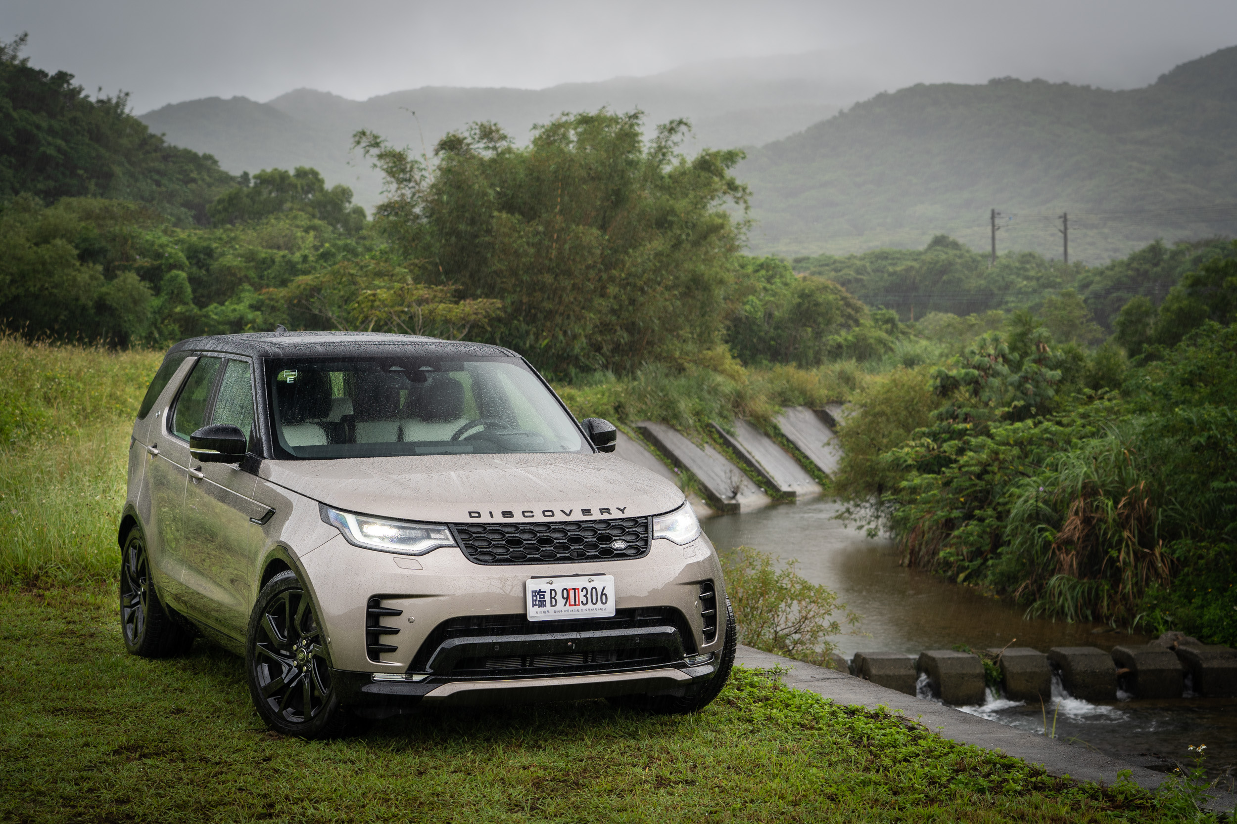 試駕車型為 Land Rover 小改款 Discovery D250 R-Dynamic SE 車型,建議售價為新台幣 329 萬。