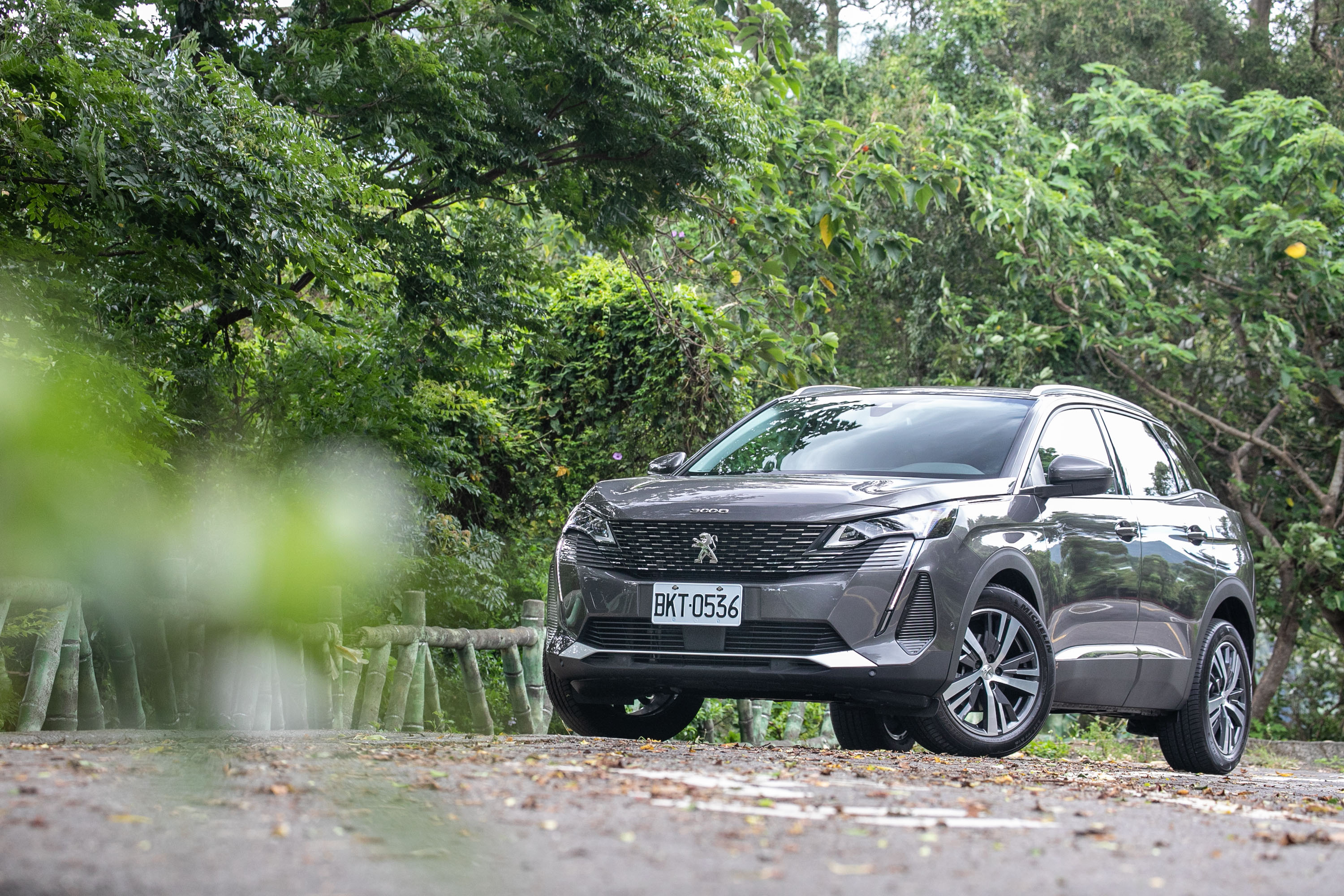 試駕車型為 Peugeot 小改款 3008 BlueHDi Allure,售價為新台幣 140.9 萬元起。